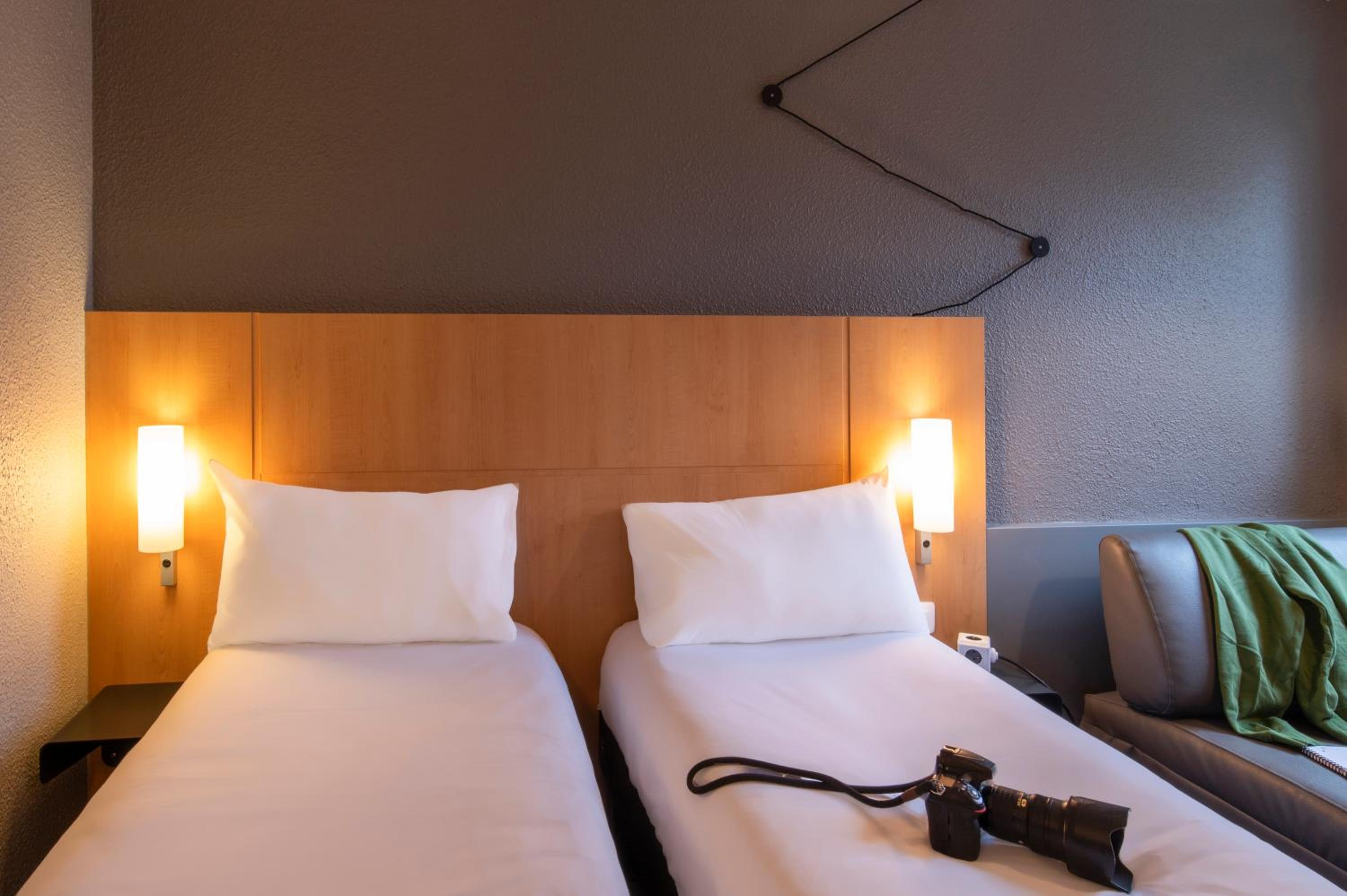 Standard Twin Room - Photo 4