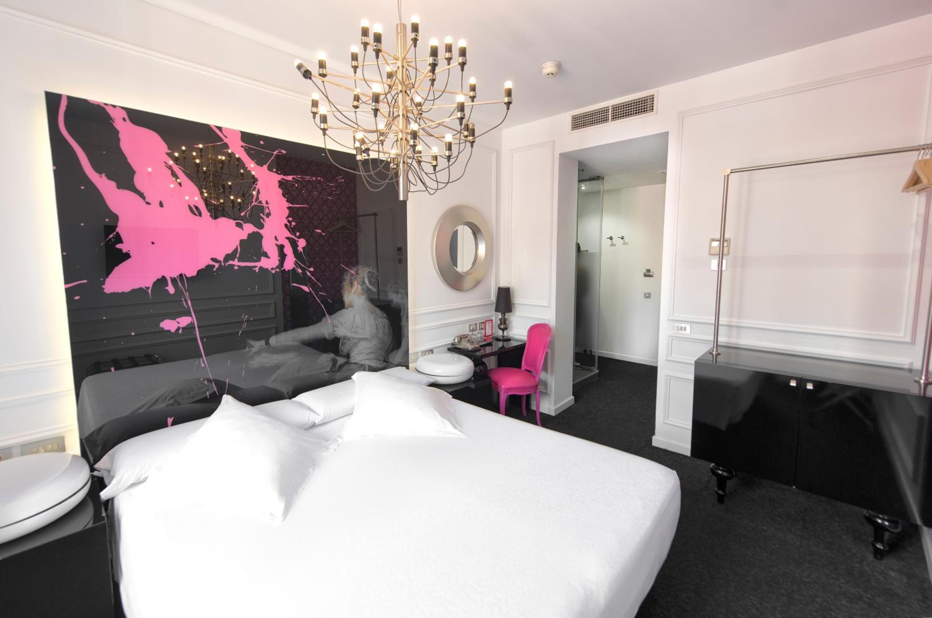 Double Room with Balcony - Photo 11
