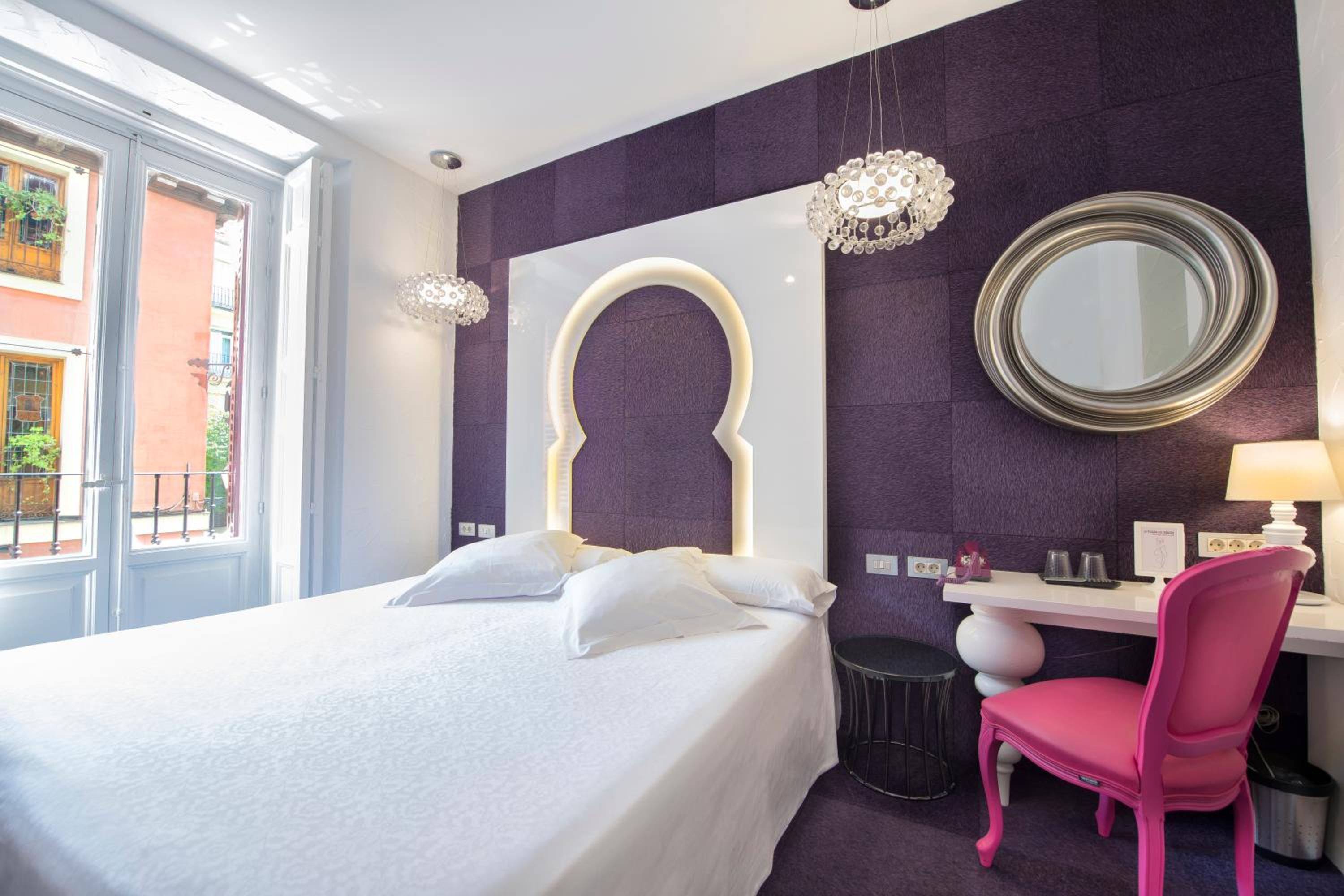 Double Room with Balcony - Photo 10