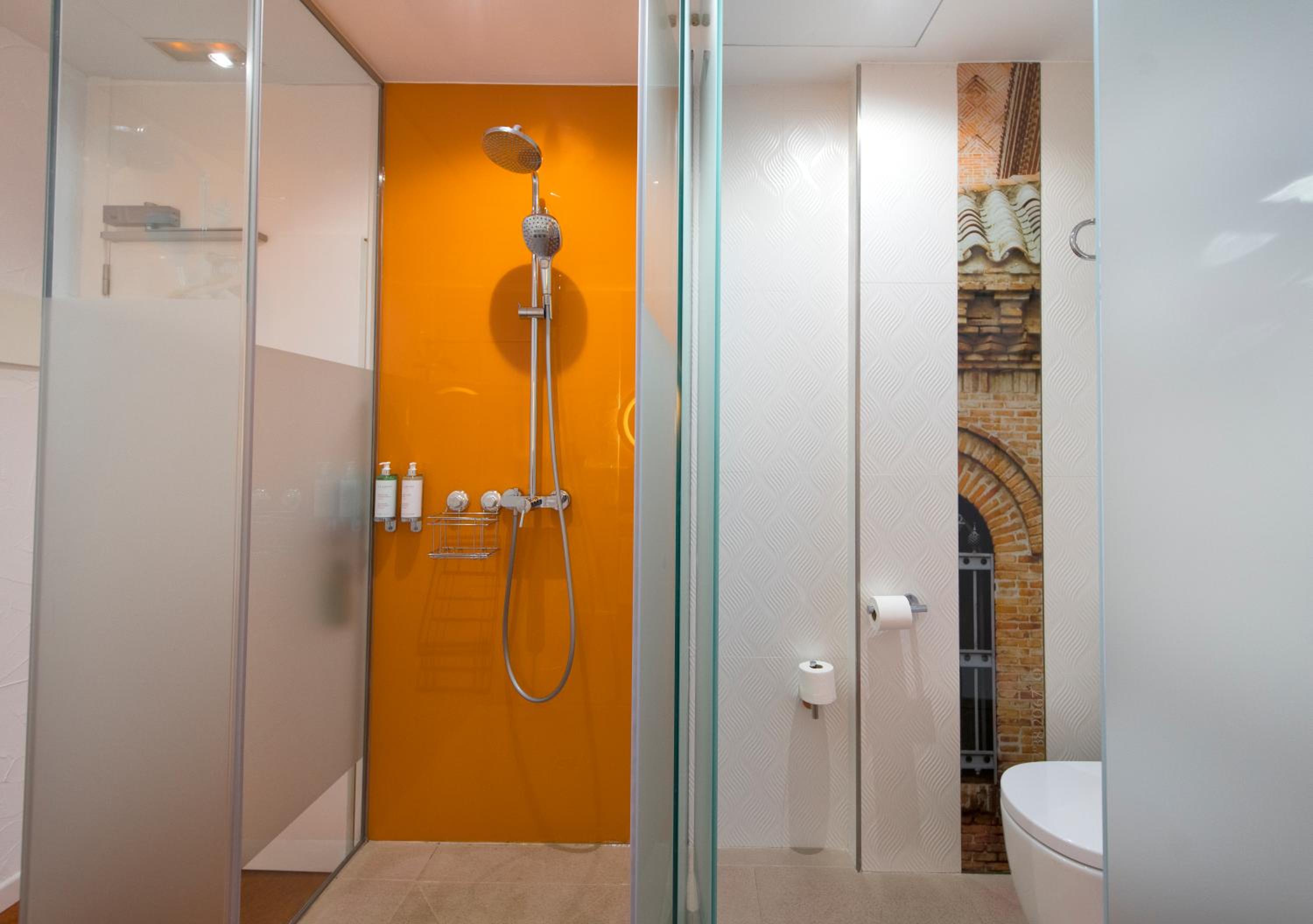 Double Room with Balcony - Photo 8
