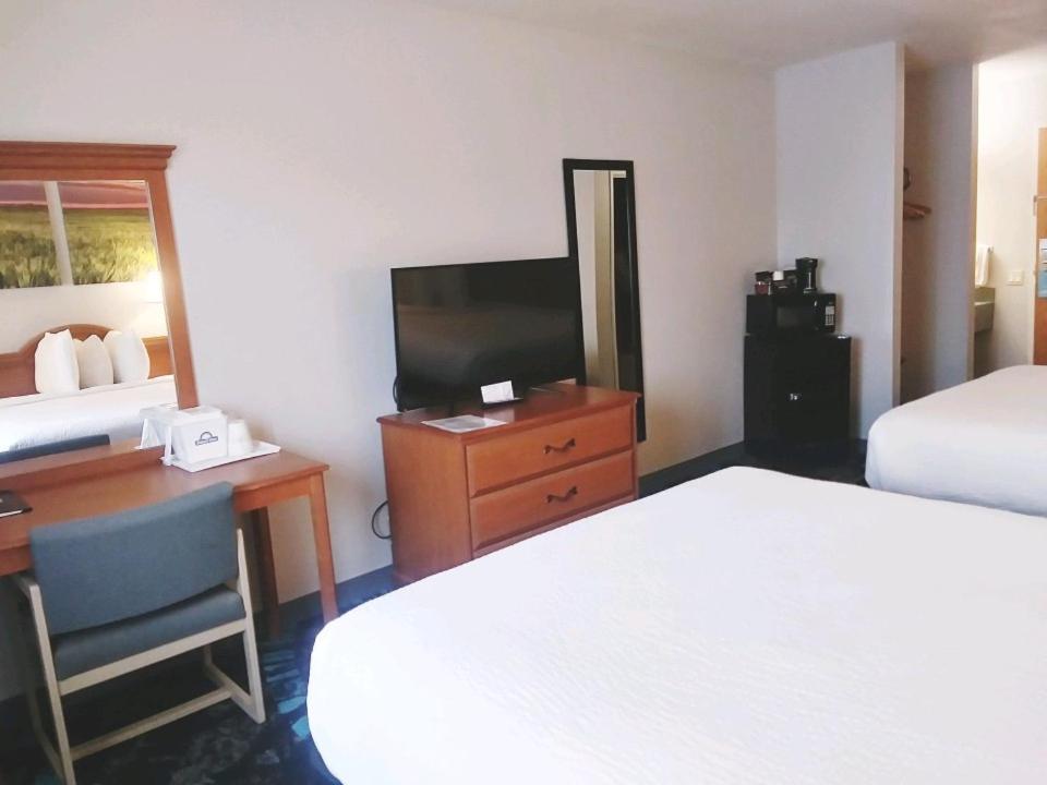Queen Room with Two Queen Beds - Non-Smoking - Photo 4