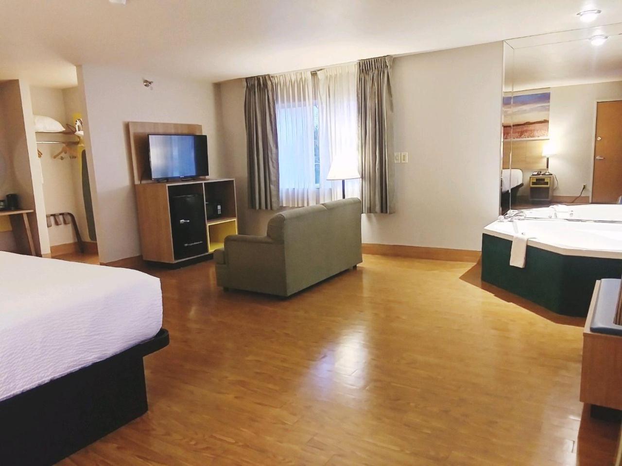 1 King Bed, Deluxe Studio Suite, Non-Smoking  - Photo 1