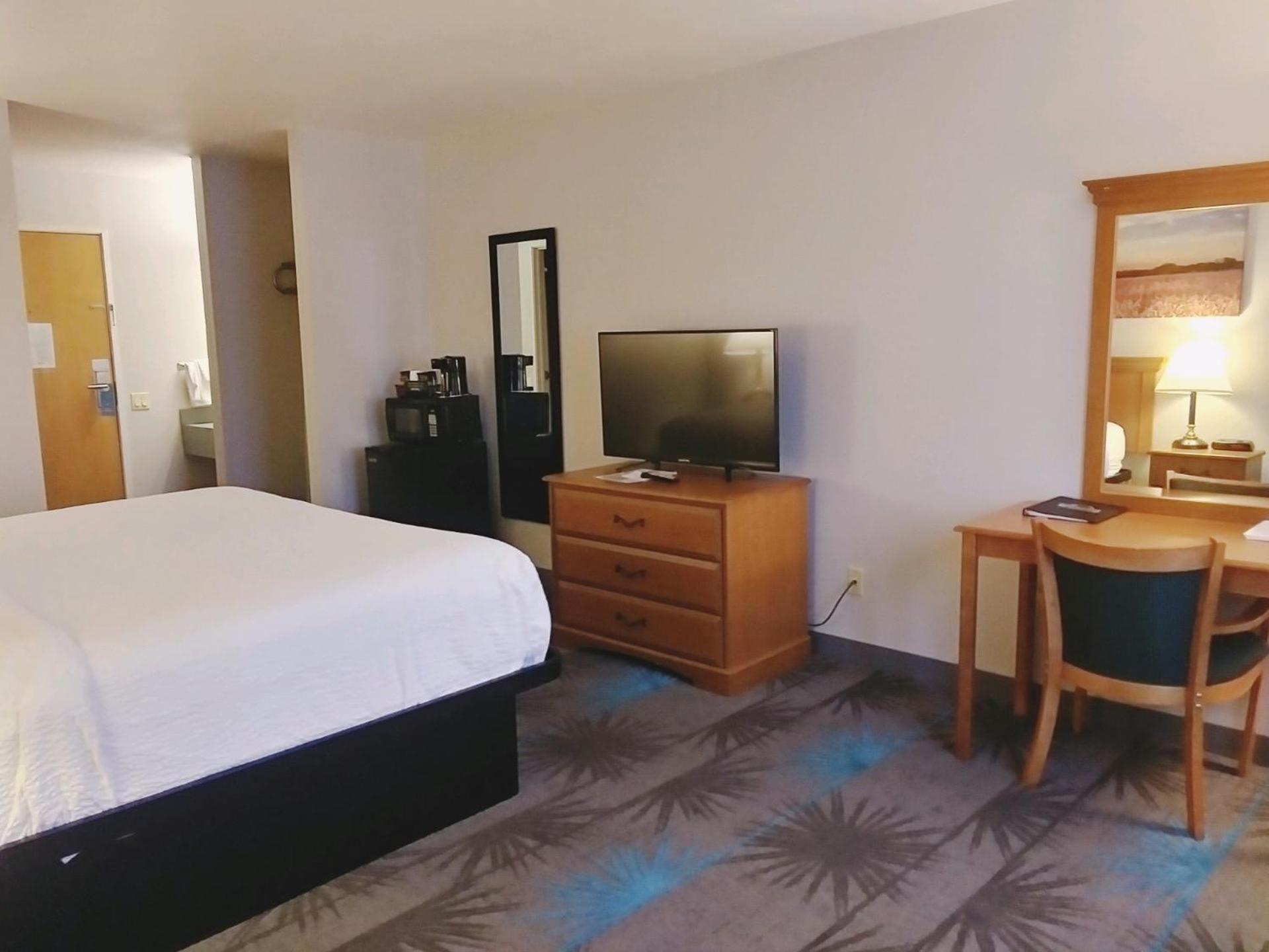 King Room - Non-Smoking - Photo 5