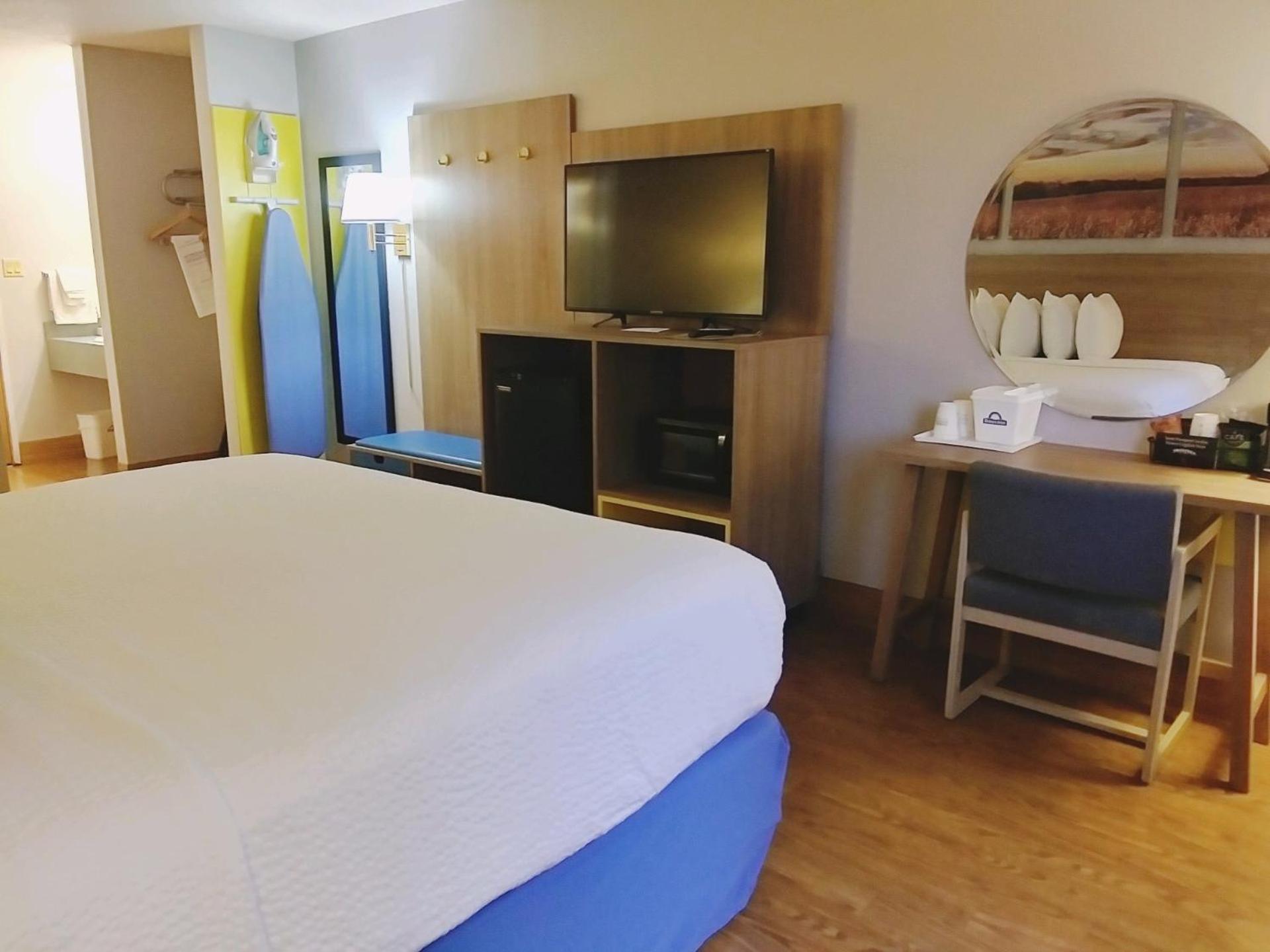King Room - Non-Smoking - Photo 6