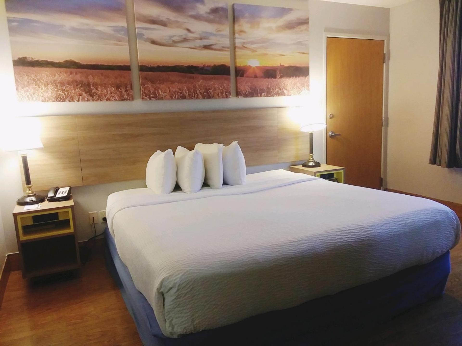 King Room - Non-Smoking - Photo 2