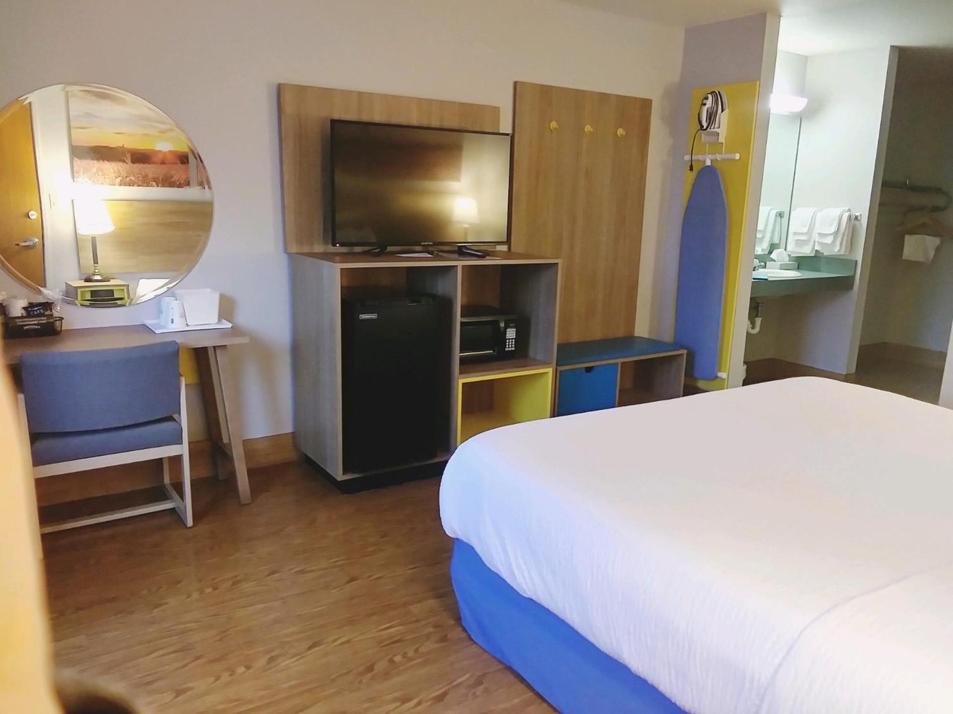 1 King Bed Accessible Room, Non-Smoking - Photo 1