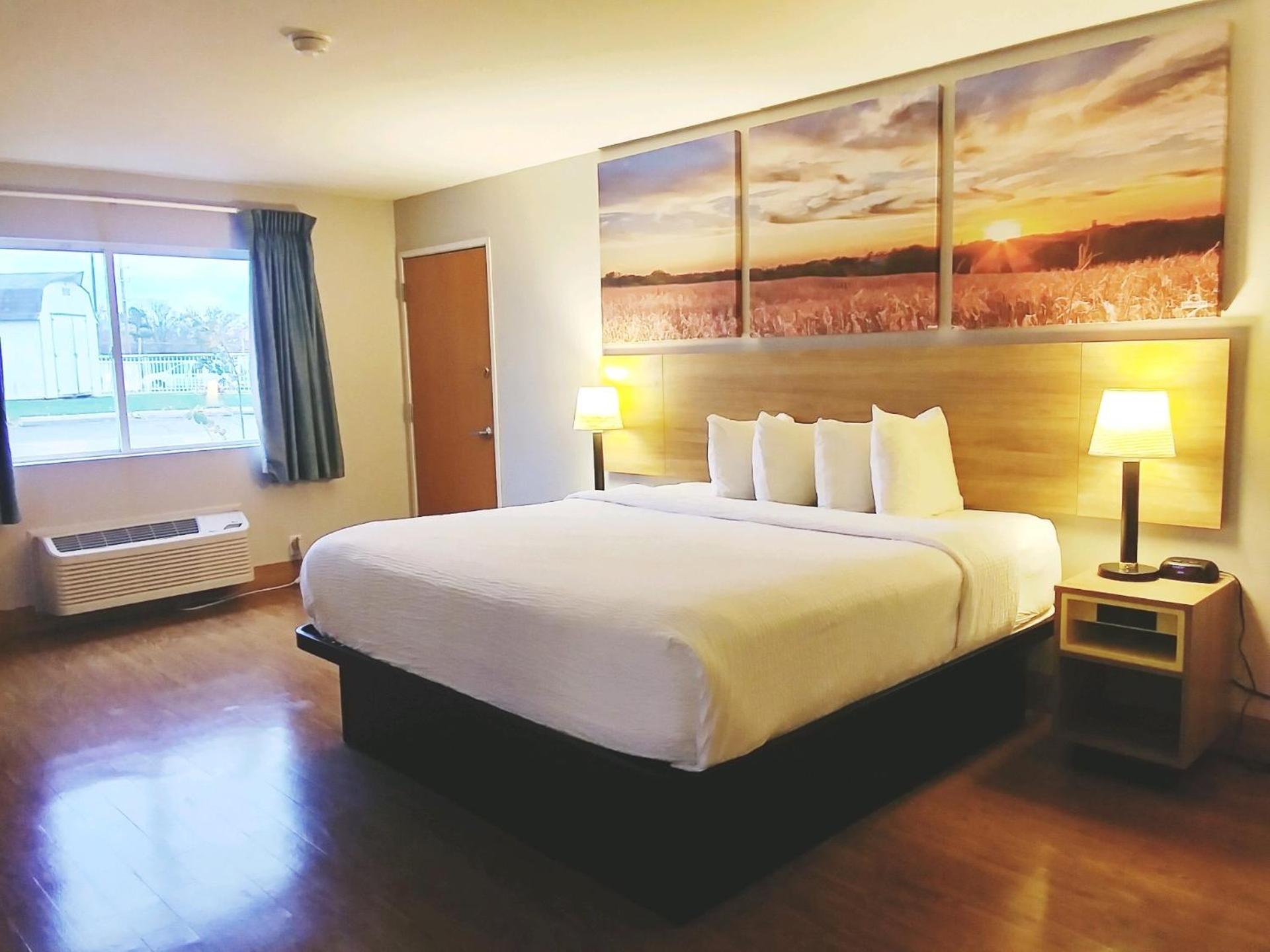 1 King Bed, Studio Suite, Non-Smoking photo 3