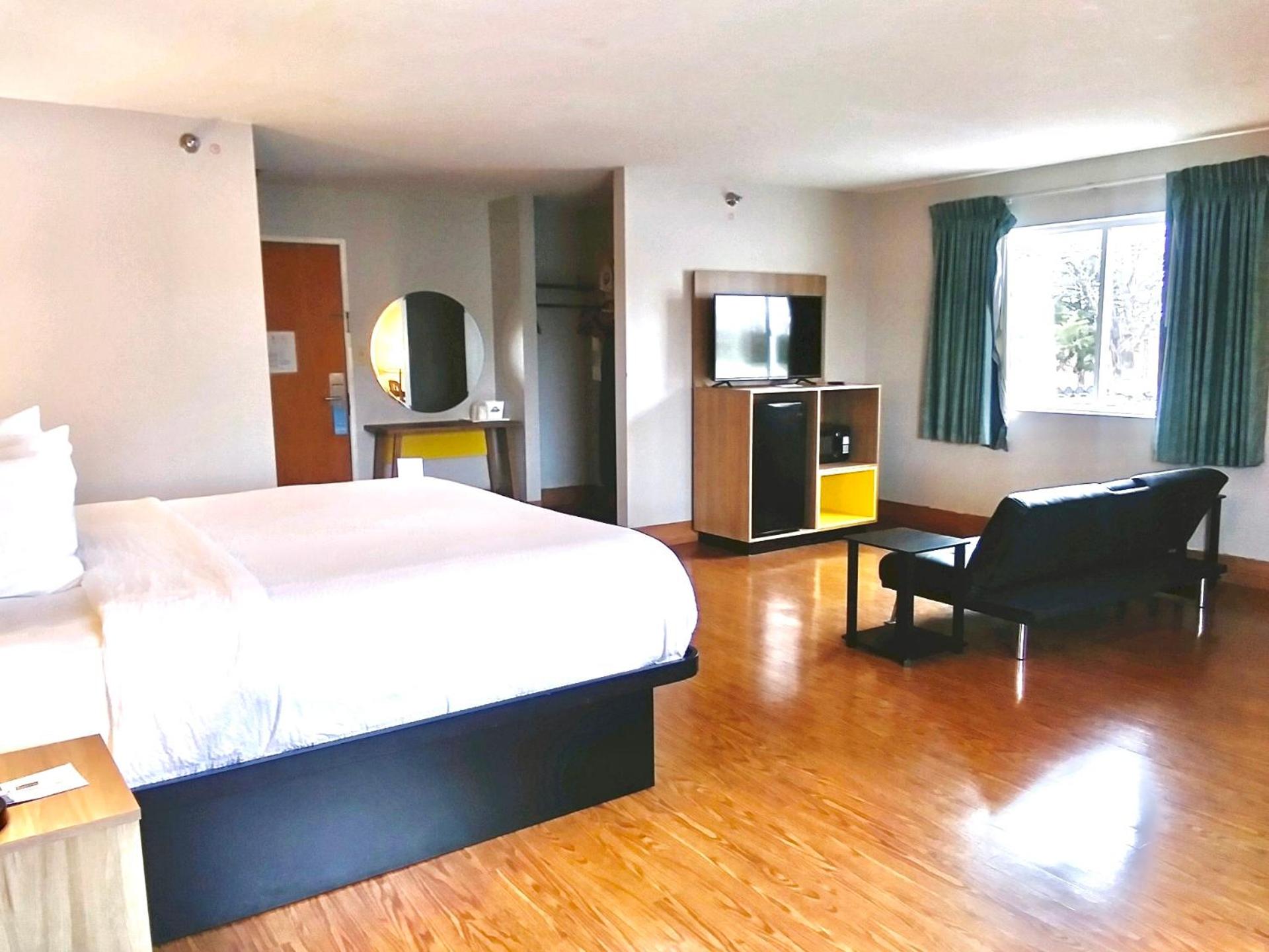 1 King Bed, Studio Suite, Non-Smoking photo 2