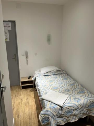 Single Room with Shared Bathroom photo 2
