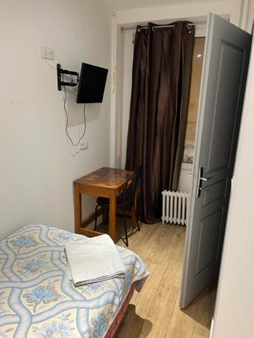 Single Room with Shared Bathroom photo 1