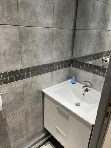 Single Room with Shared Bathroom photo 2