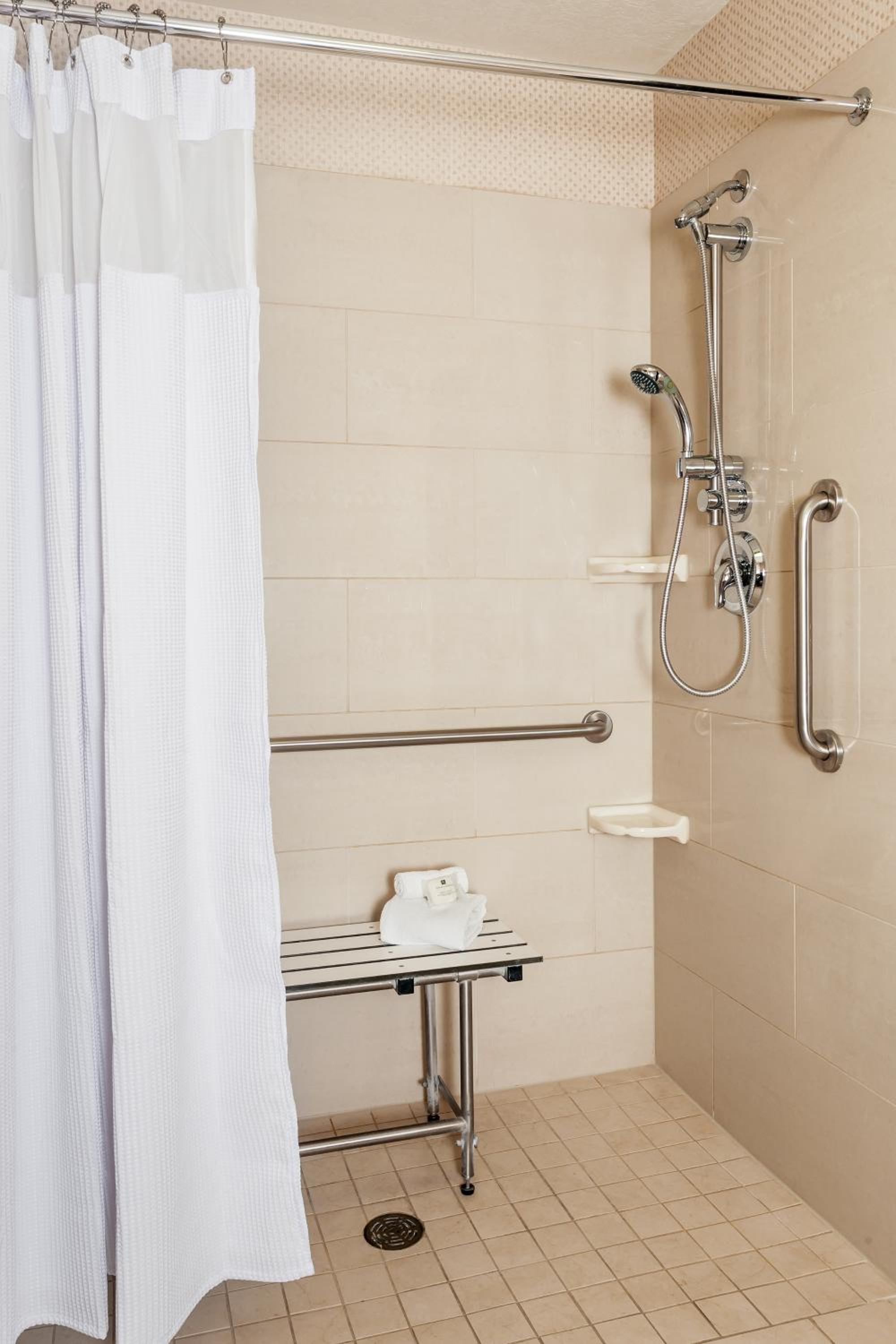 Double Room with Two Double Beds - Disability Access/Non-Smoking - Photo 4