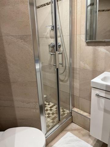 Twin Room with Private Bathroom photo 3