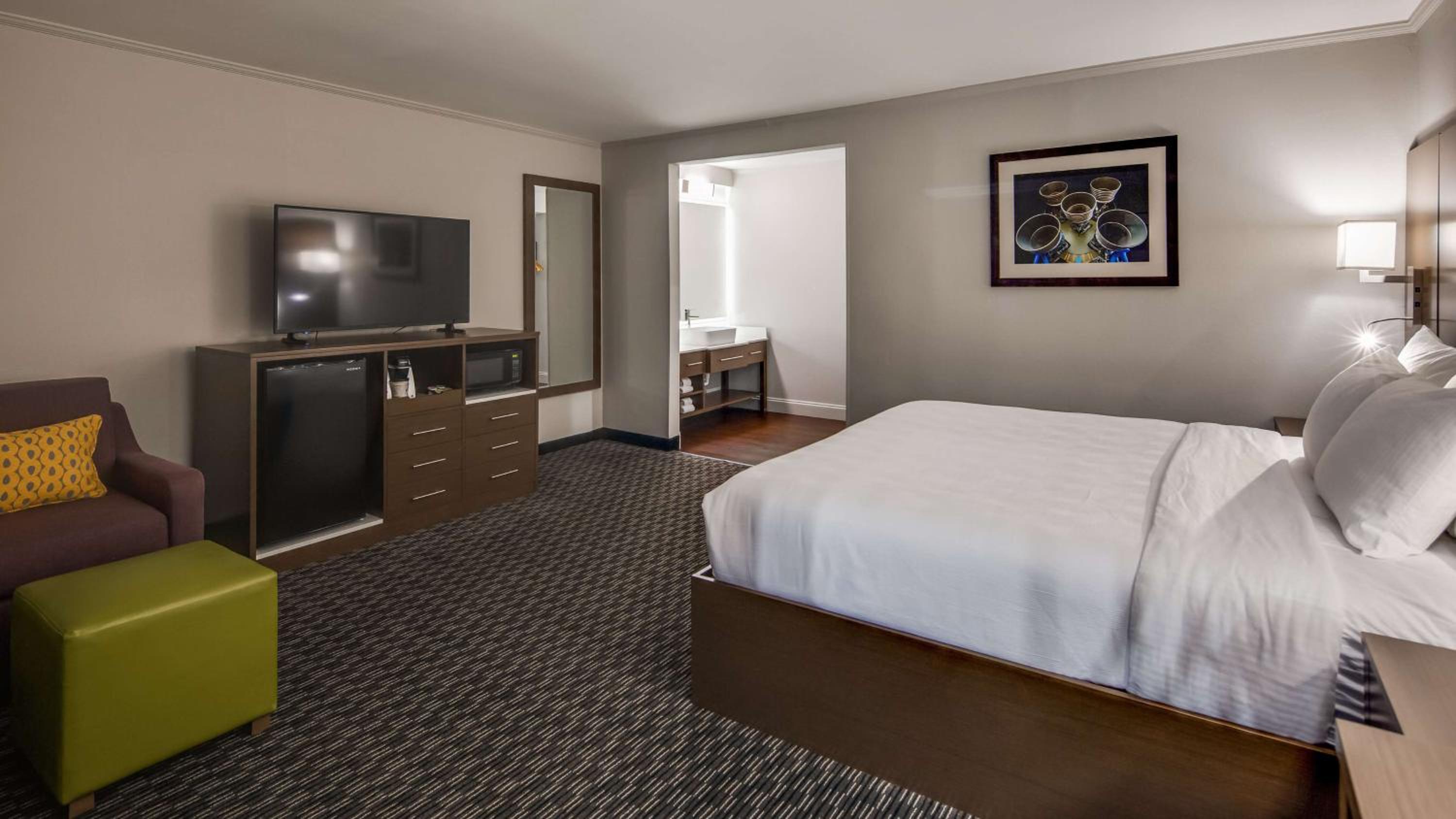 King Suite with Sofa Bed - Photo 4
