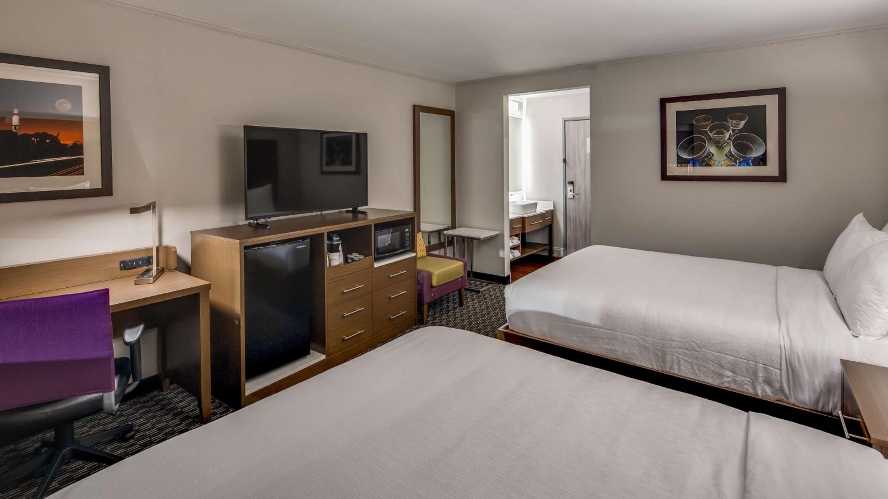 Queen Room with Two Queen Beds - Photo 4