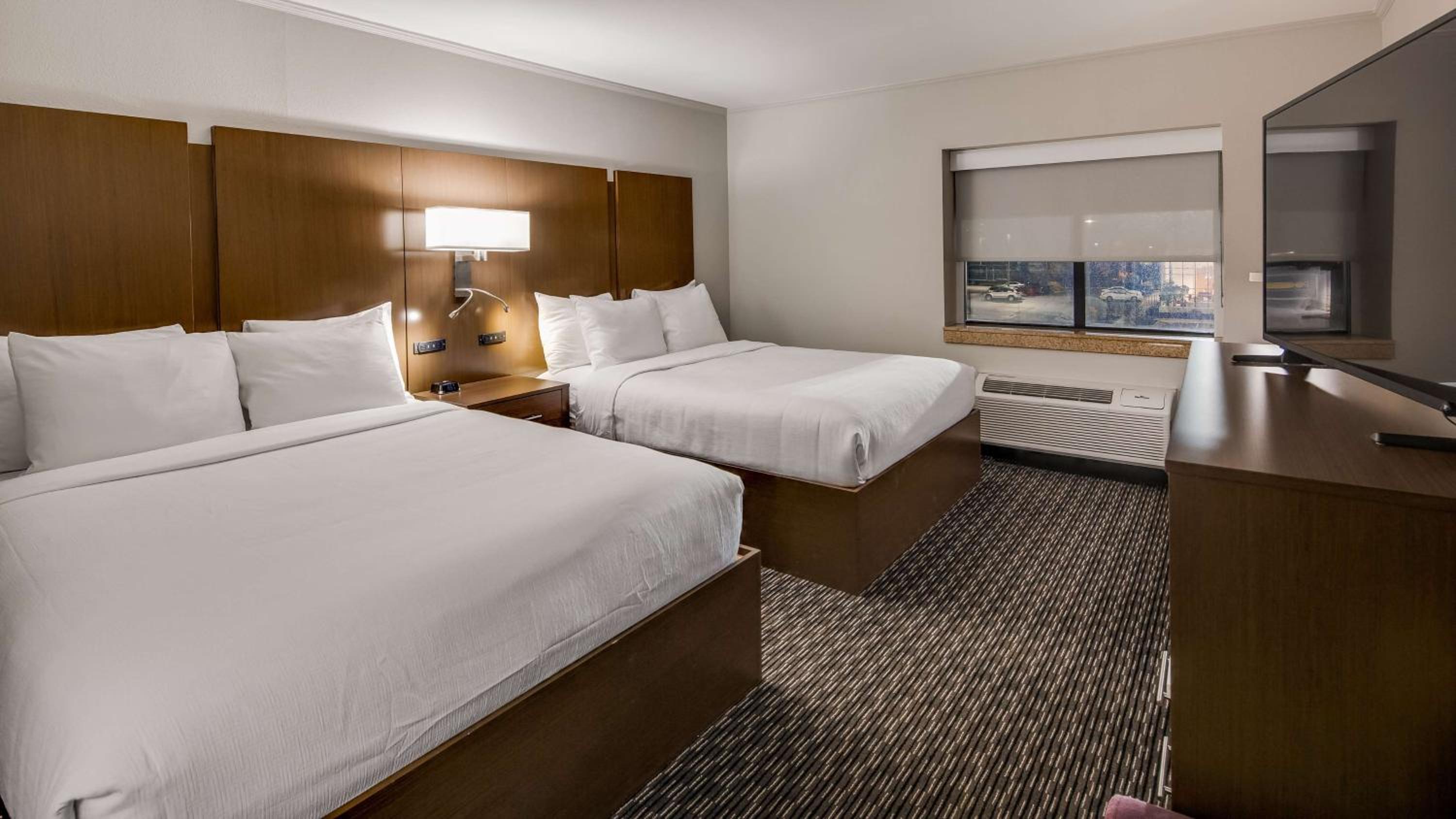 Queen Room with Two Queen Beds - Photo 5