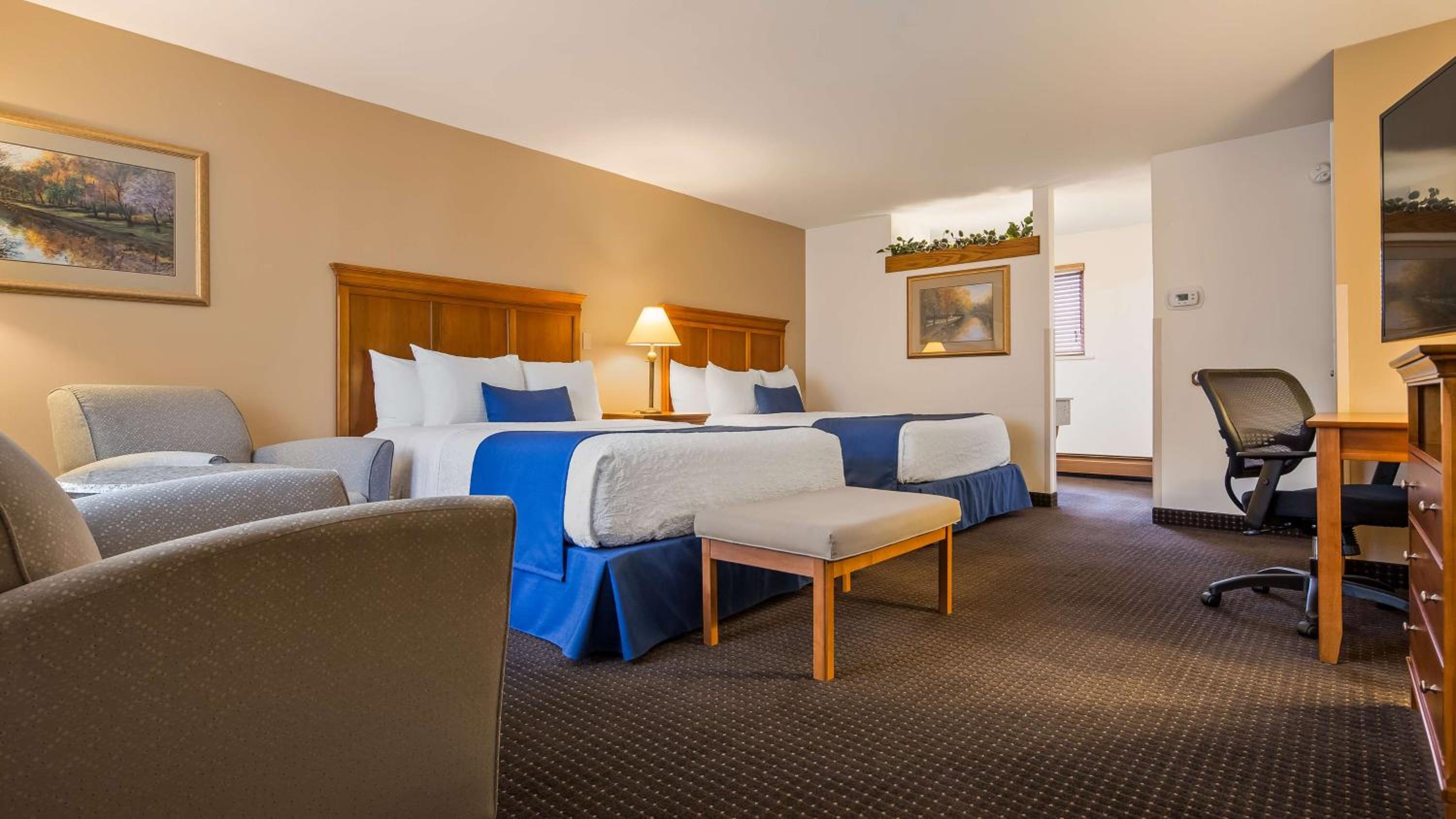 Large Queen Room with Two Queen Beds - Separate Building/Non-Smoking