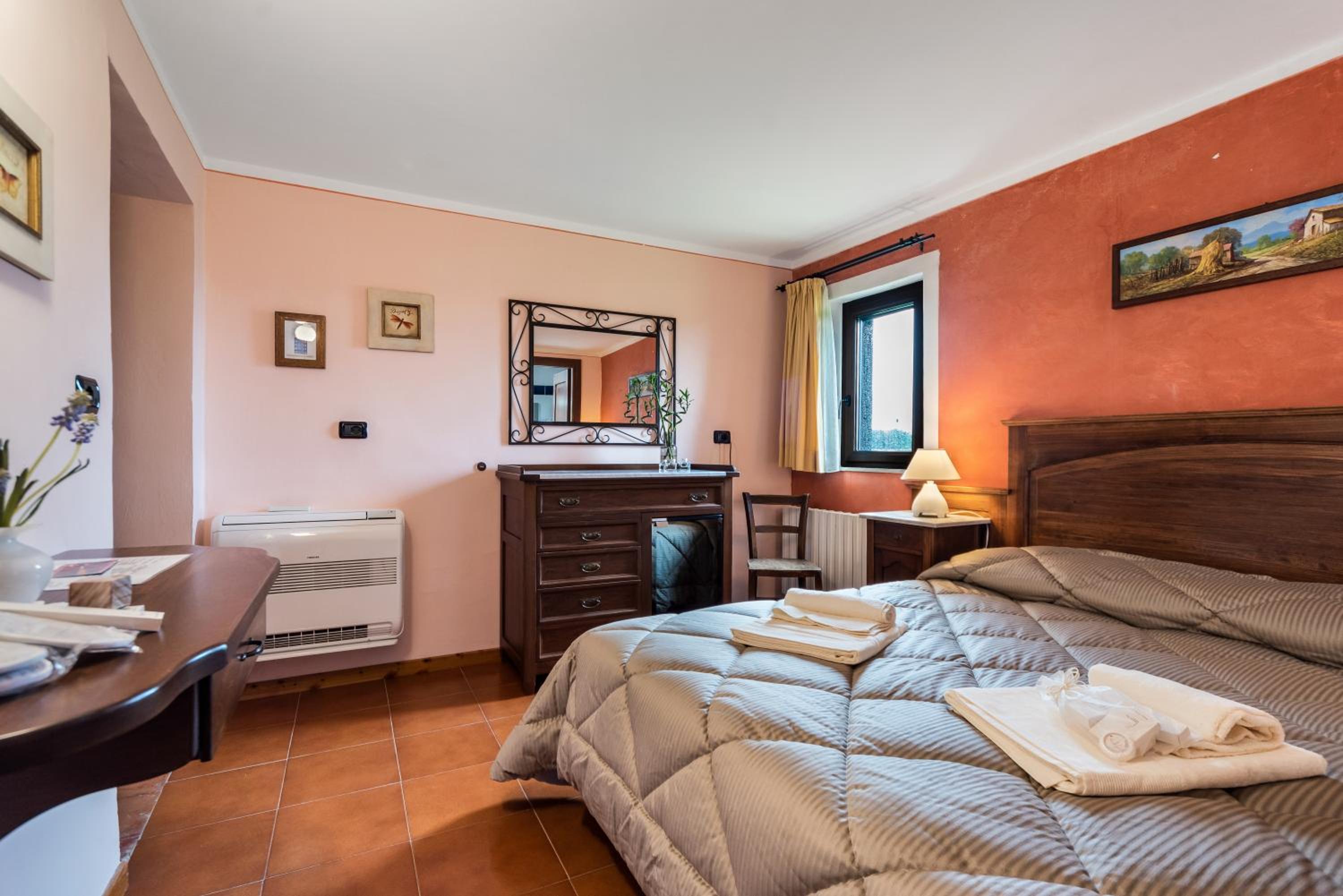 Six-Bedroom House photo 1