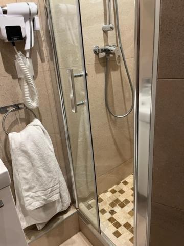 Single Room with Bathroom photo 2