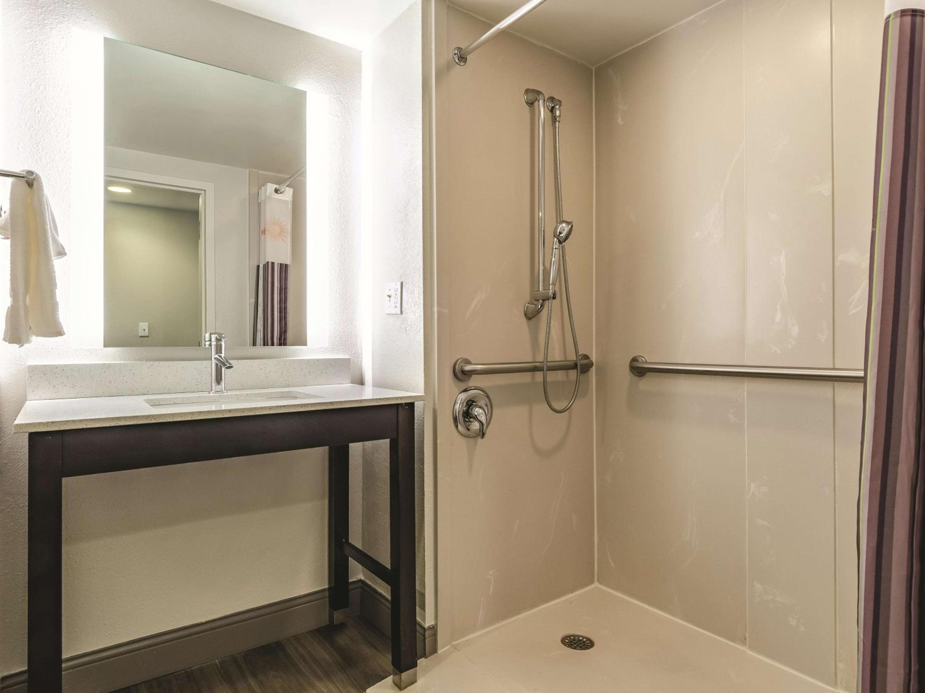 Queen Room - Disability Access - Photo 2