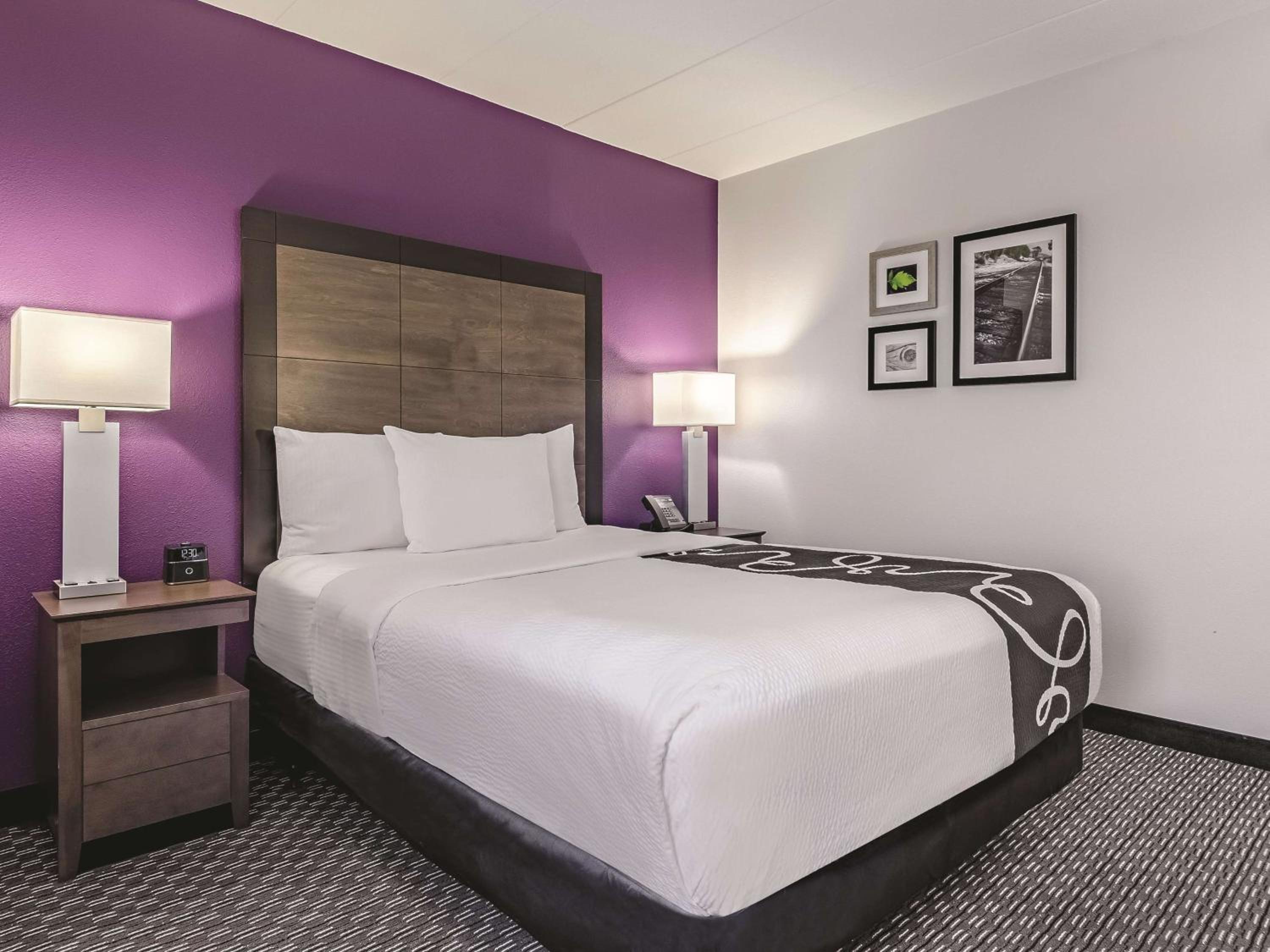 Queen Room - Disability Access - Photo 1