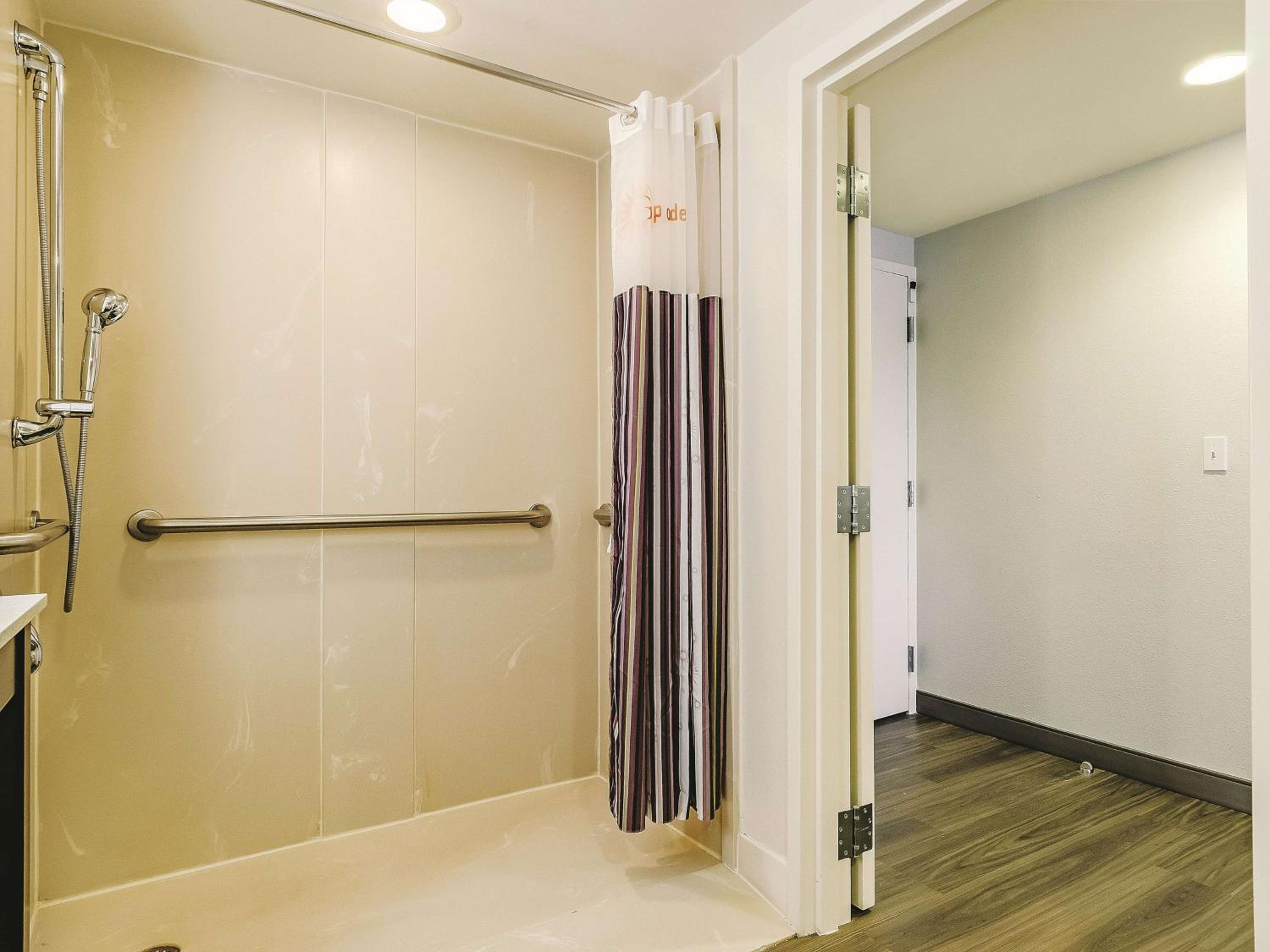 Queen Room - Disability Access - Photo 4