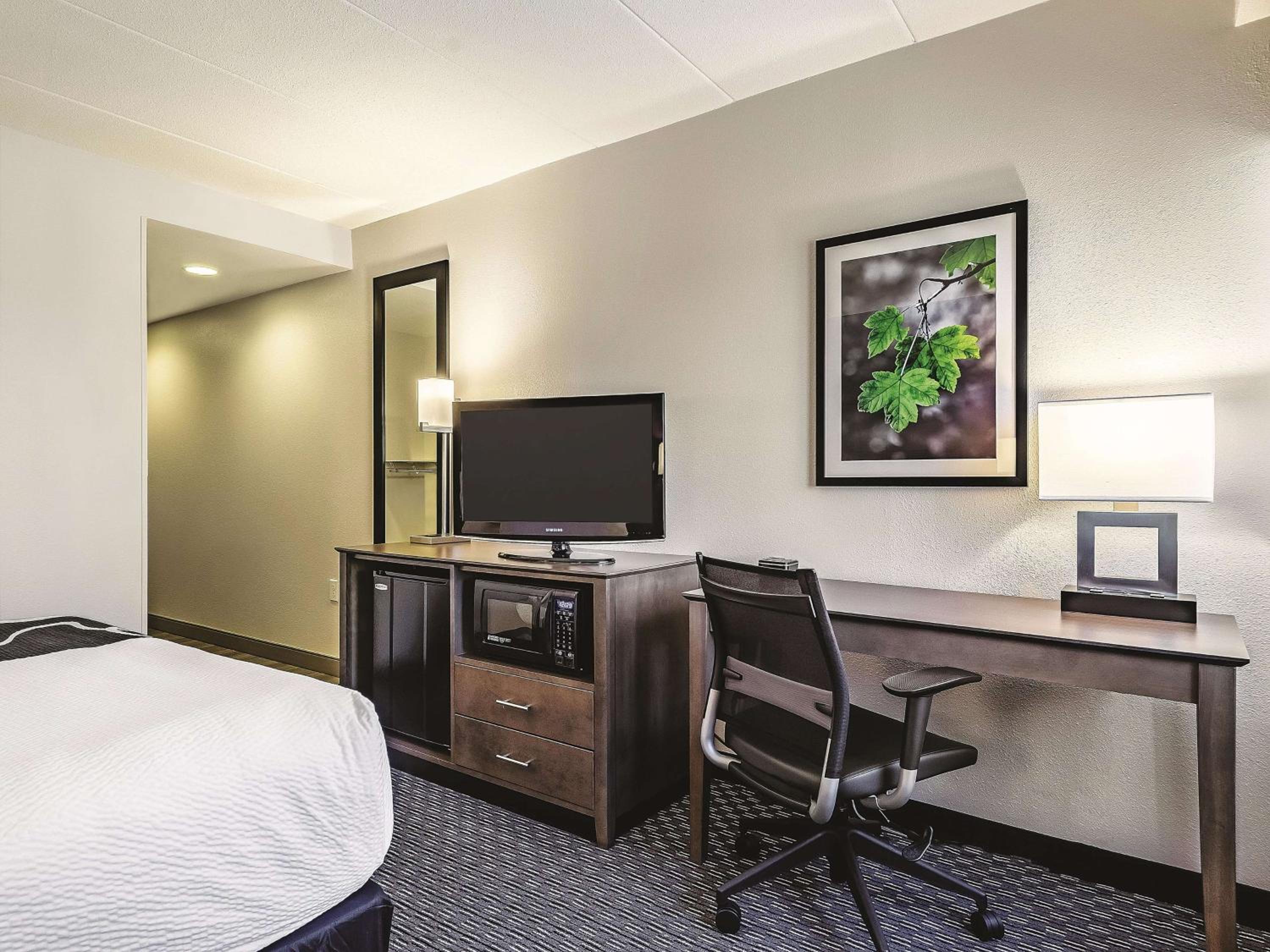 Queen Room - Disability Access - Photo 5