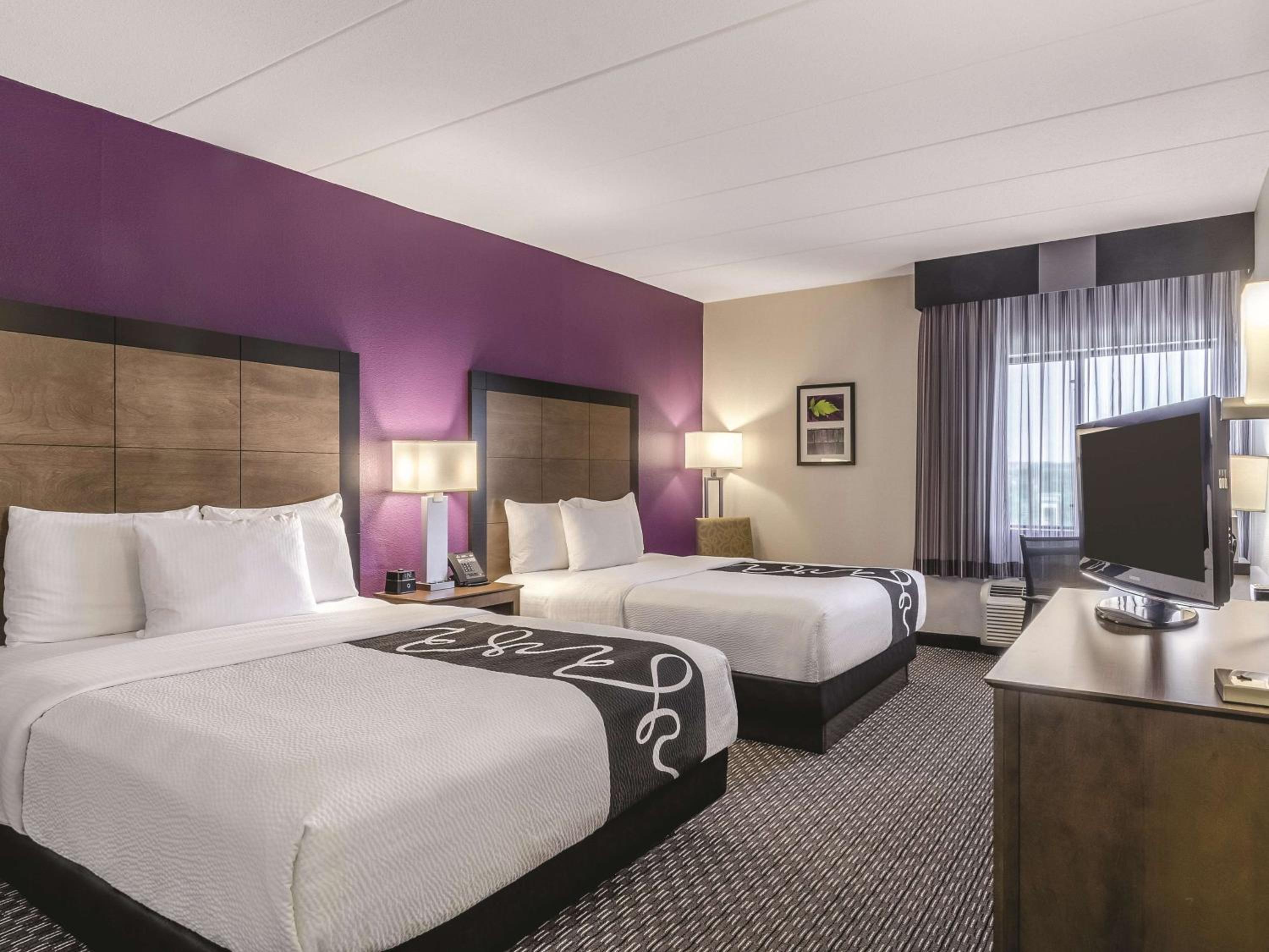 Deluxe Queen Room with Two Queen Beds - Photo 4