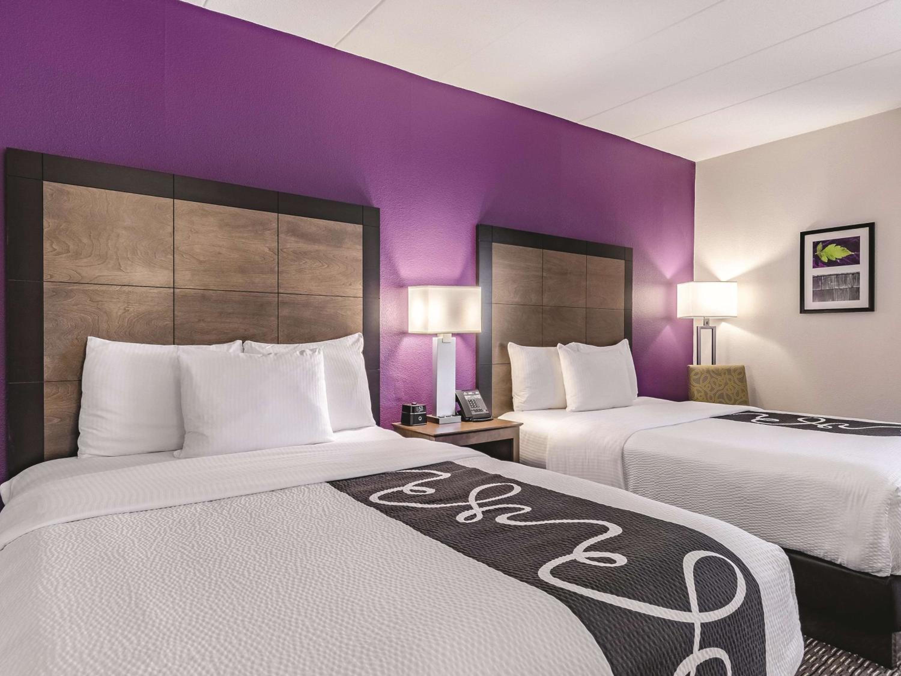 Deluxe Queen Room with Two Queen Beds - Photo 3