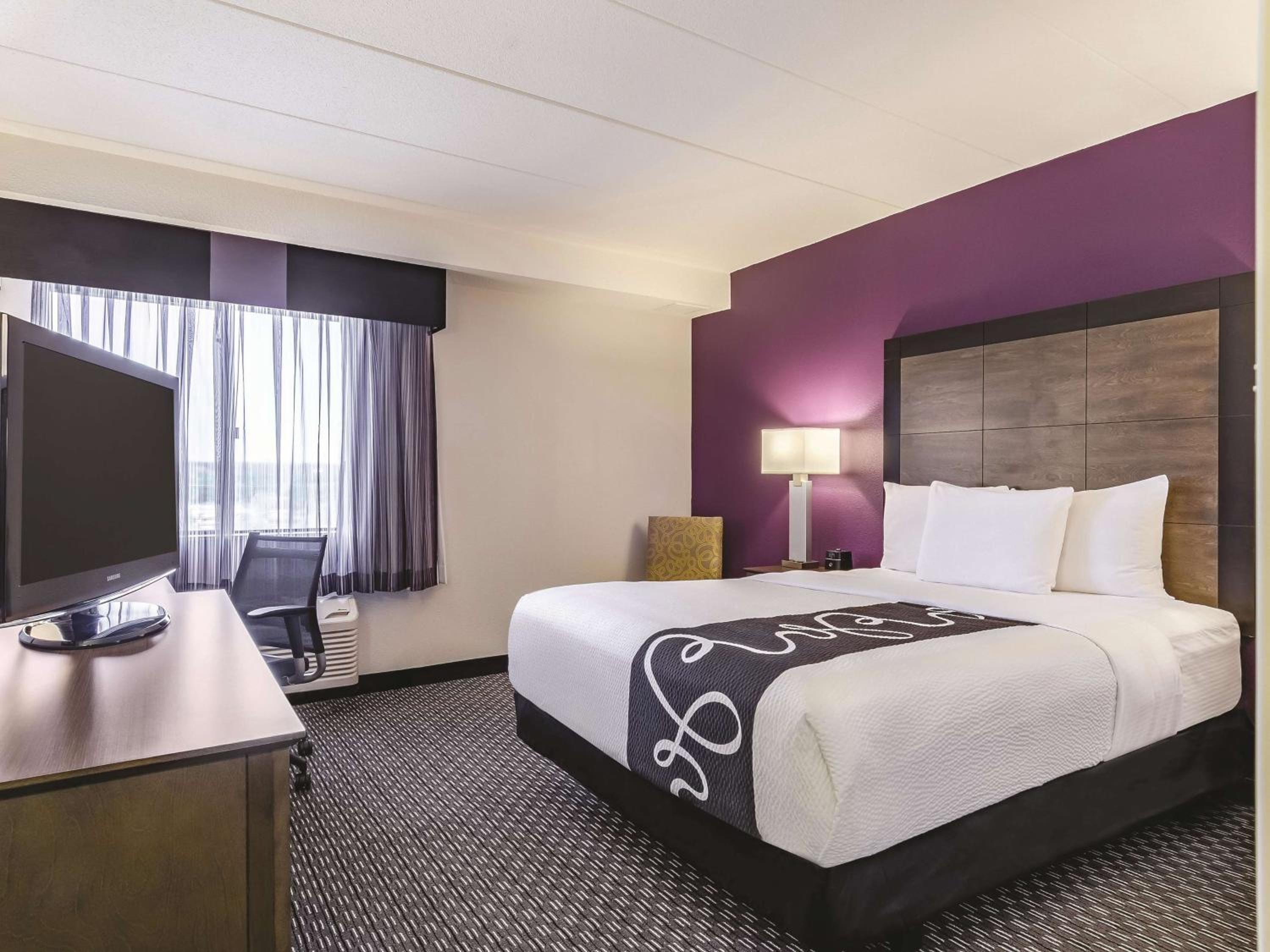 Queen Room - Disability Access - Photo 3