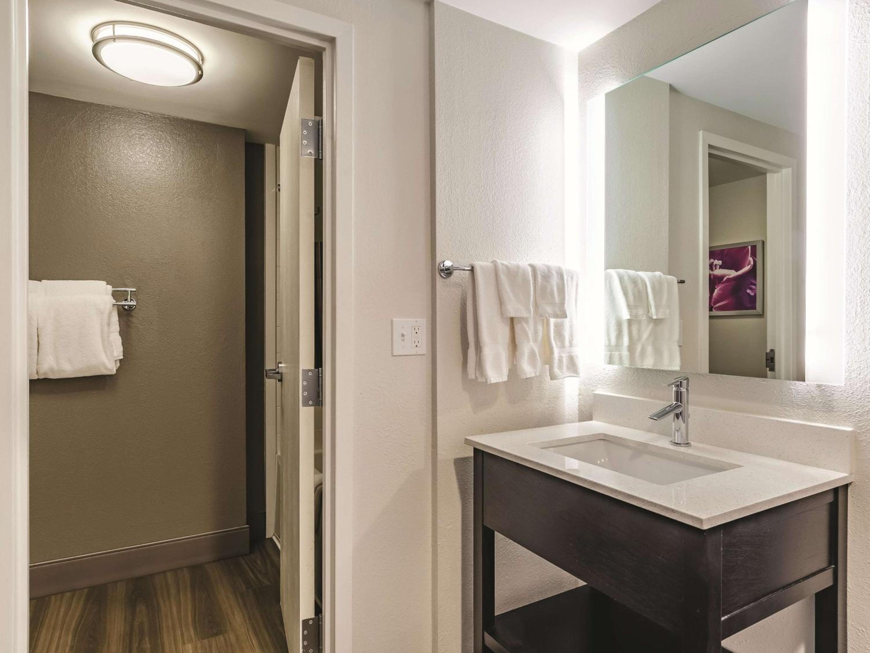 King Suite - Non-Smoking - Photo 4
