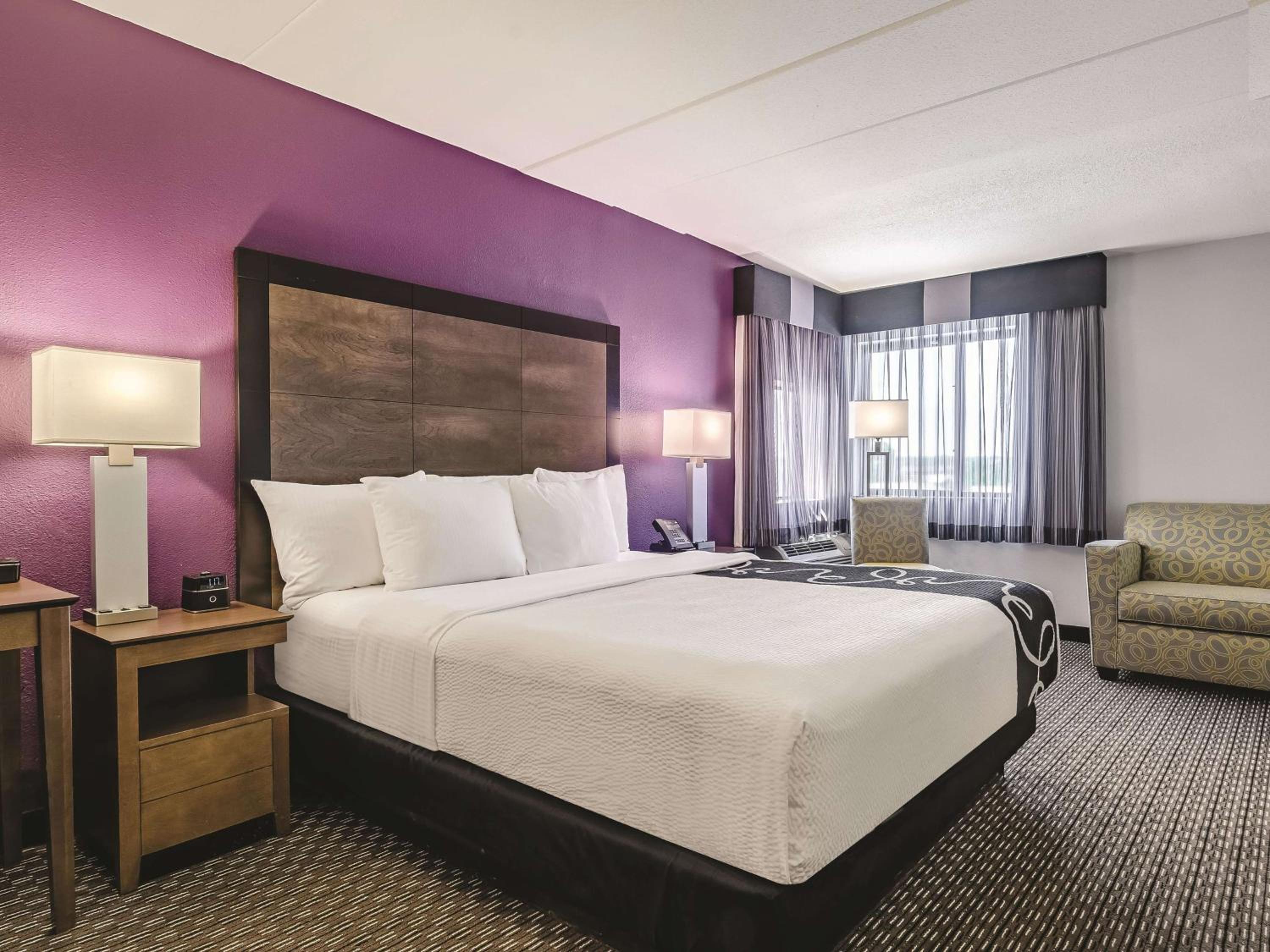 King Suite - Non-Smoking - Photo 3