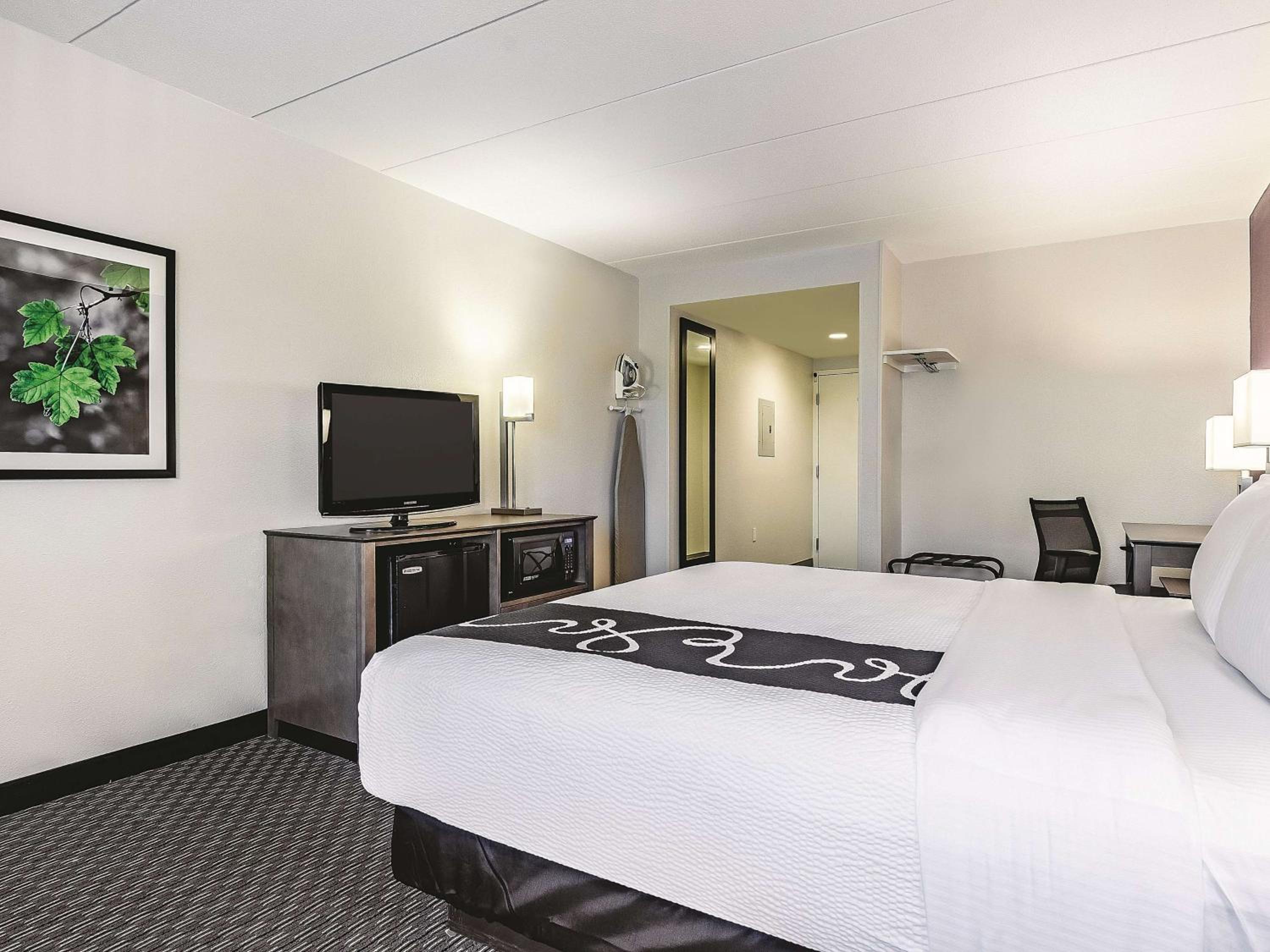 King Suite - Non-Smoking - Photo 2