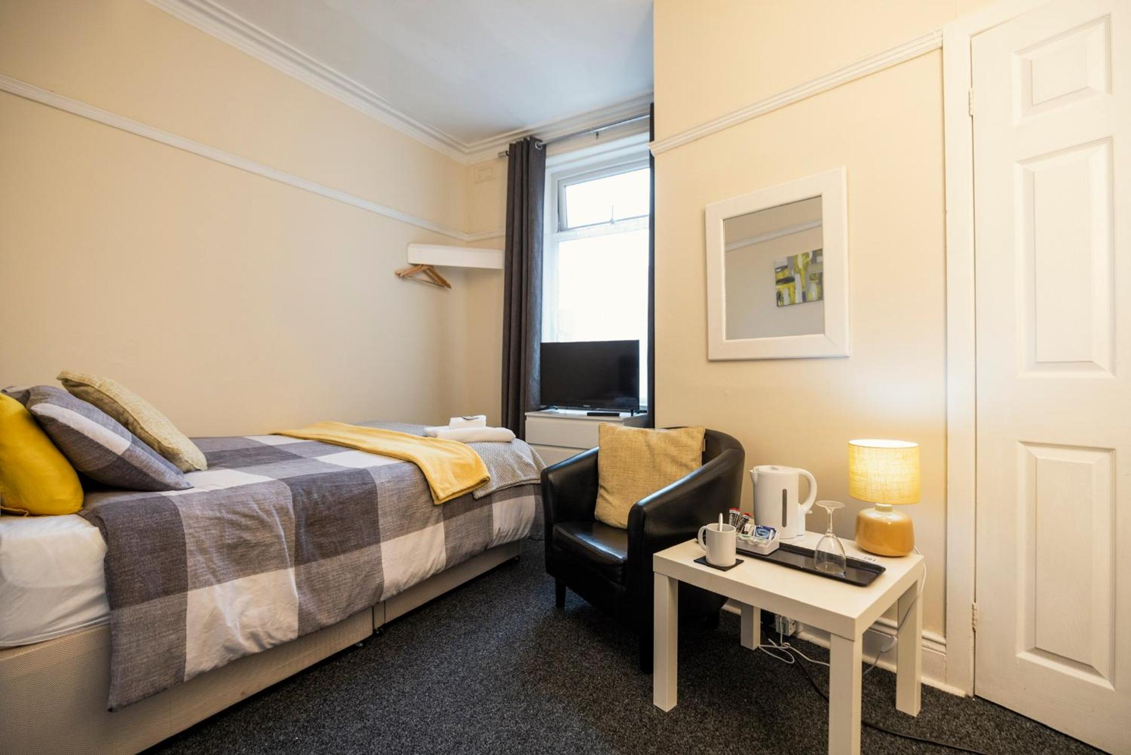 Single Room with Private Bathroom photo 2