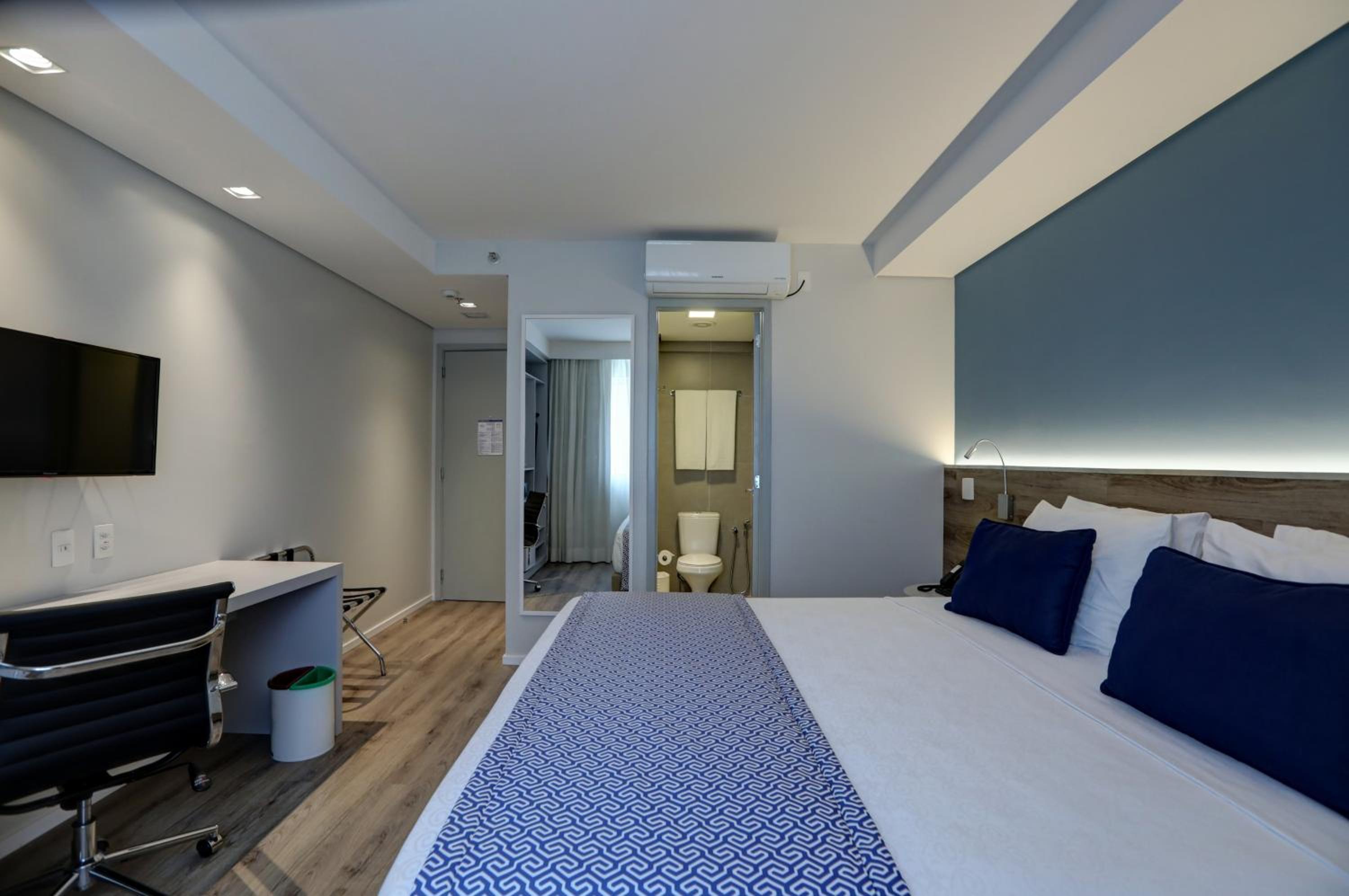 Deluxe Queen Room - Photo 1