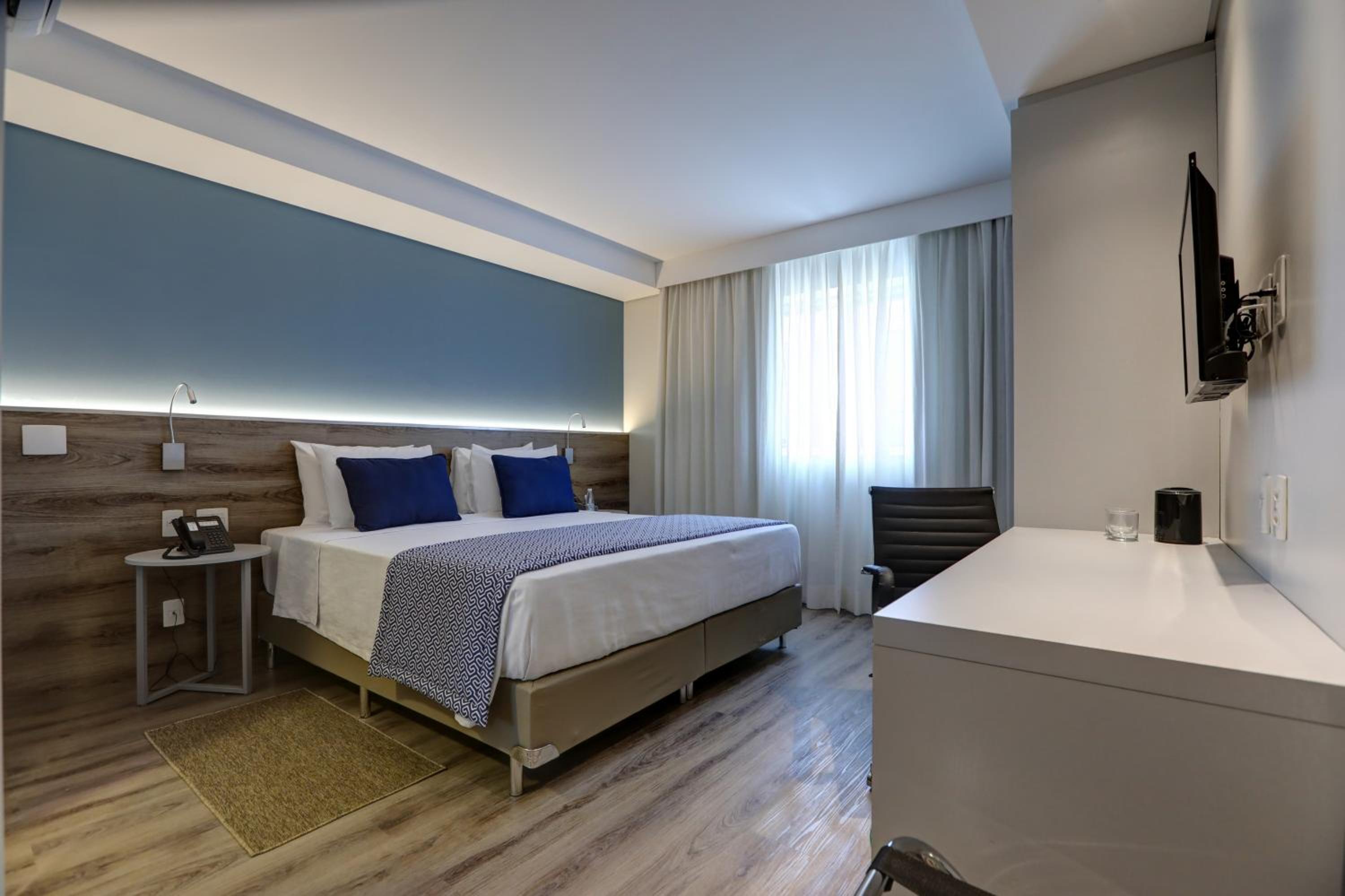 Deluxe Queen Room - Photo 2
