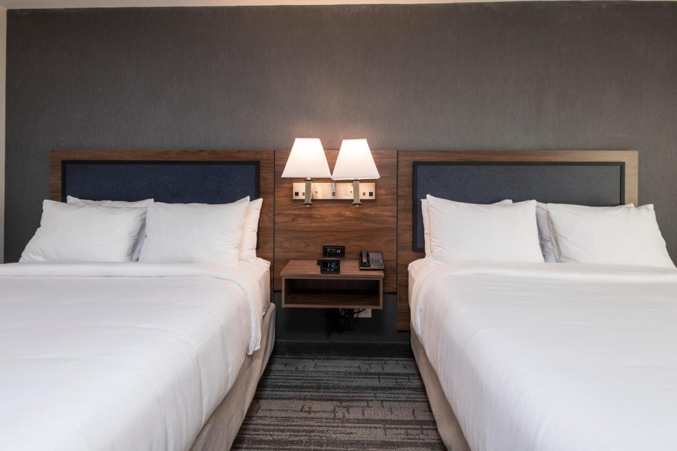Standard Queen Room with Two Queen Beds - Non Smoking  - Photo 3