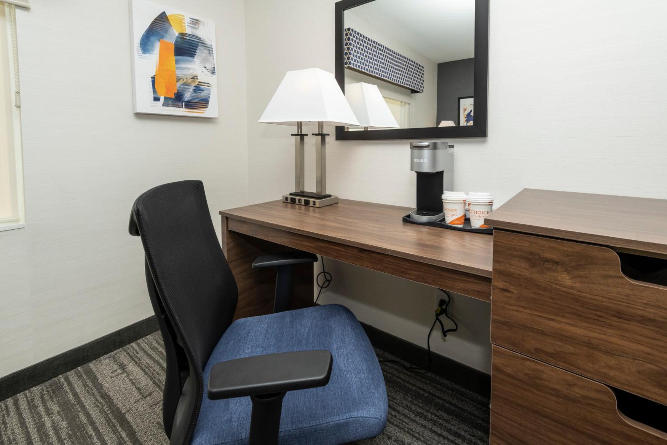 King Suite - Non Smoking - Photo 3