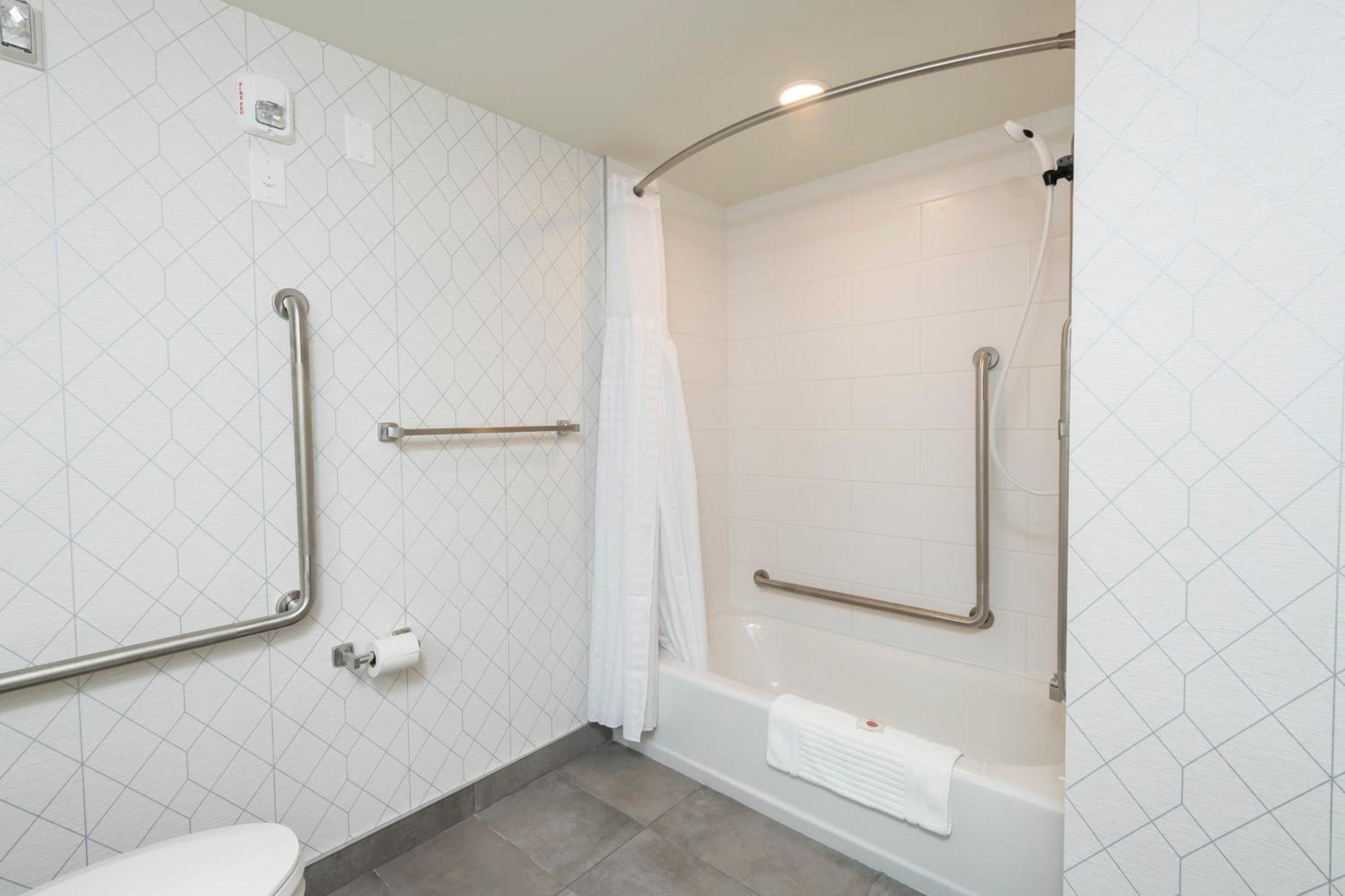 King Room - Accessible/Non Smoking - Photo 2