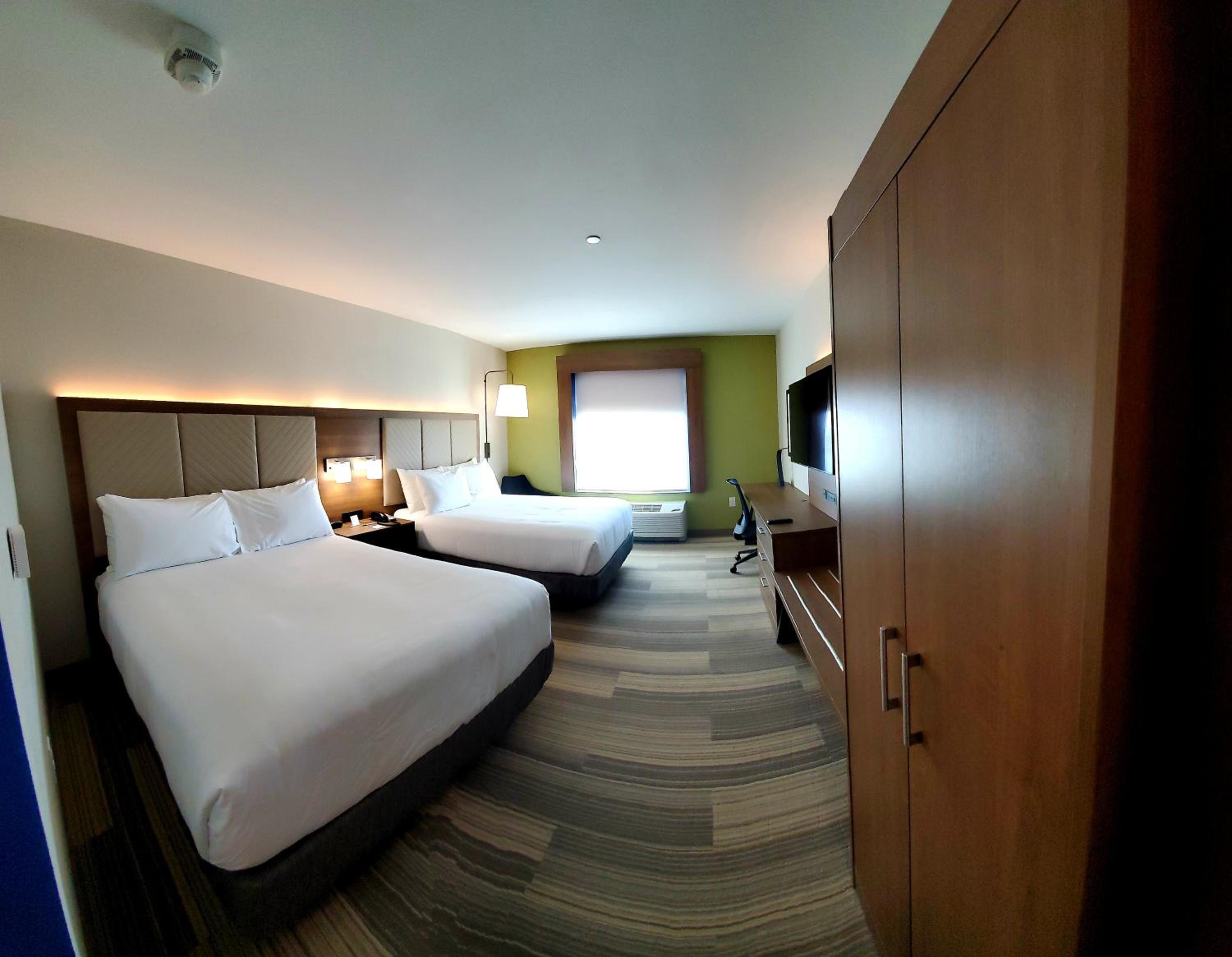 Standard Queen Room with Two Queen Beds - Photo 6