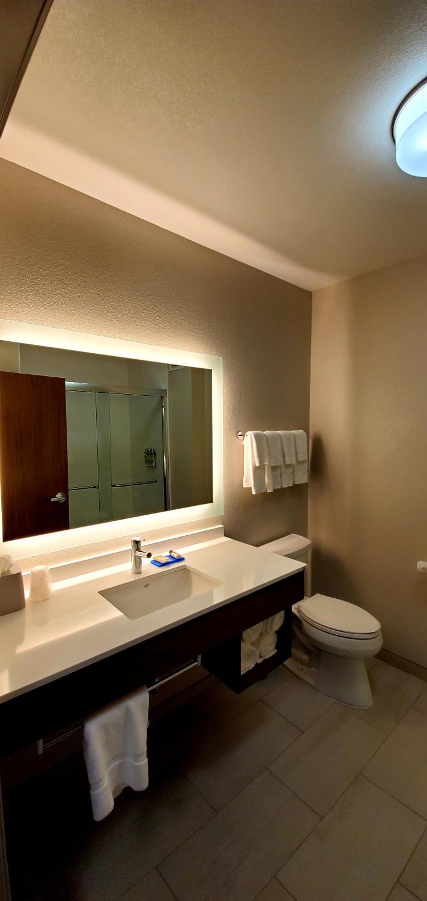 Standard King Room - Photo 5