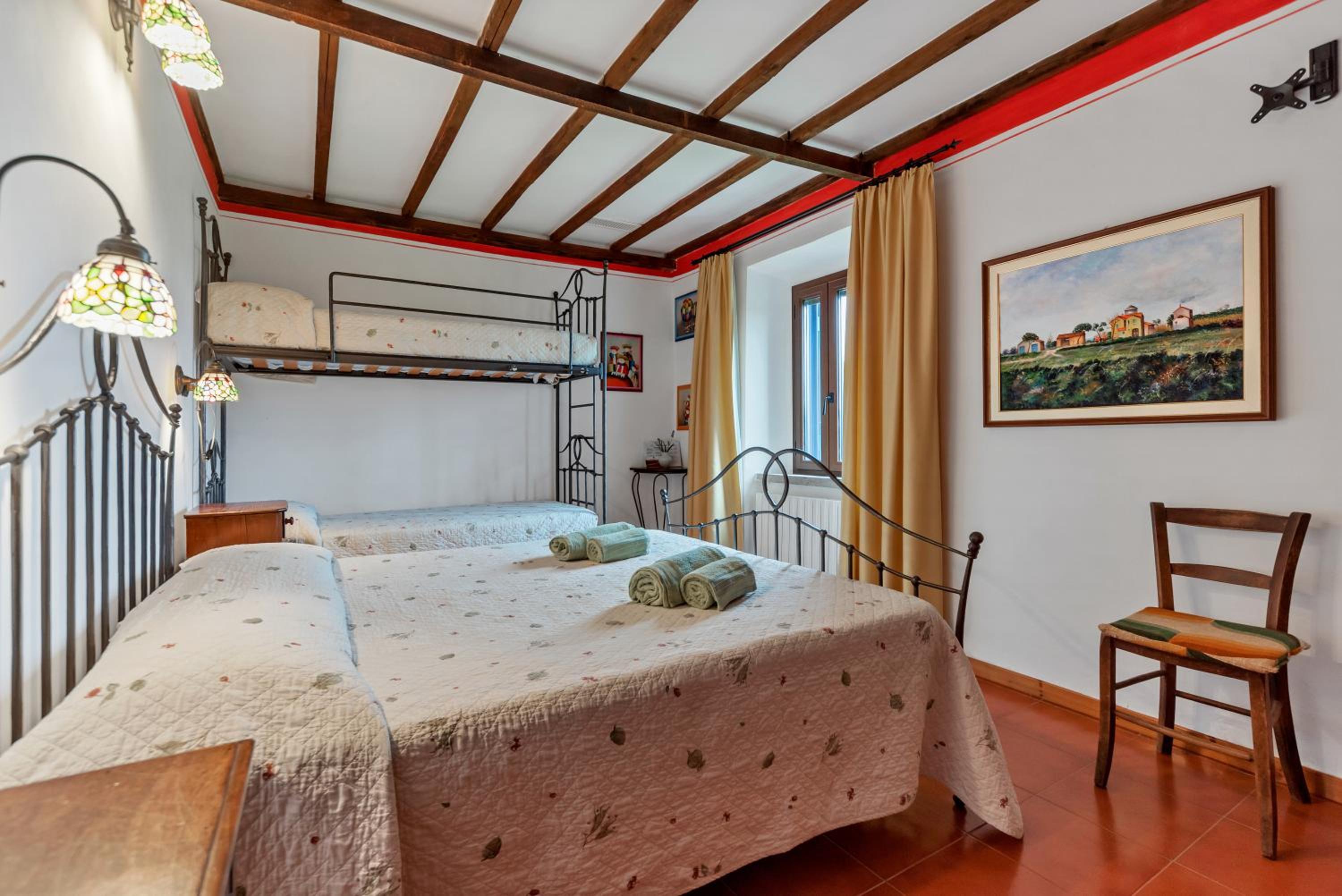 Six-Bedroom House photo 2