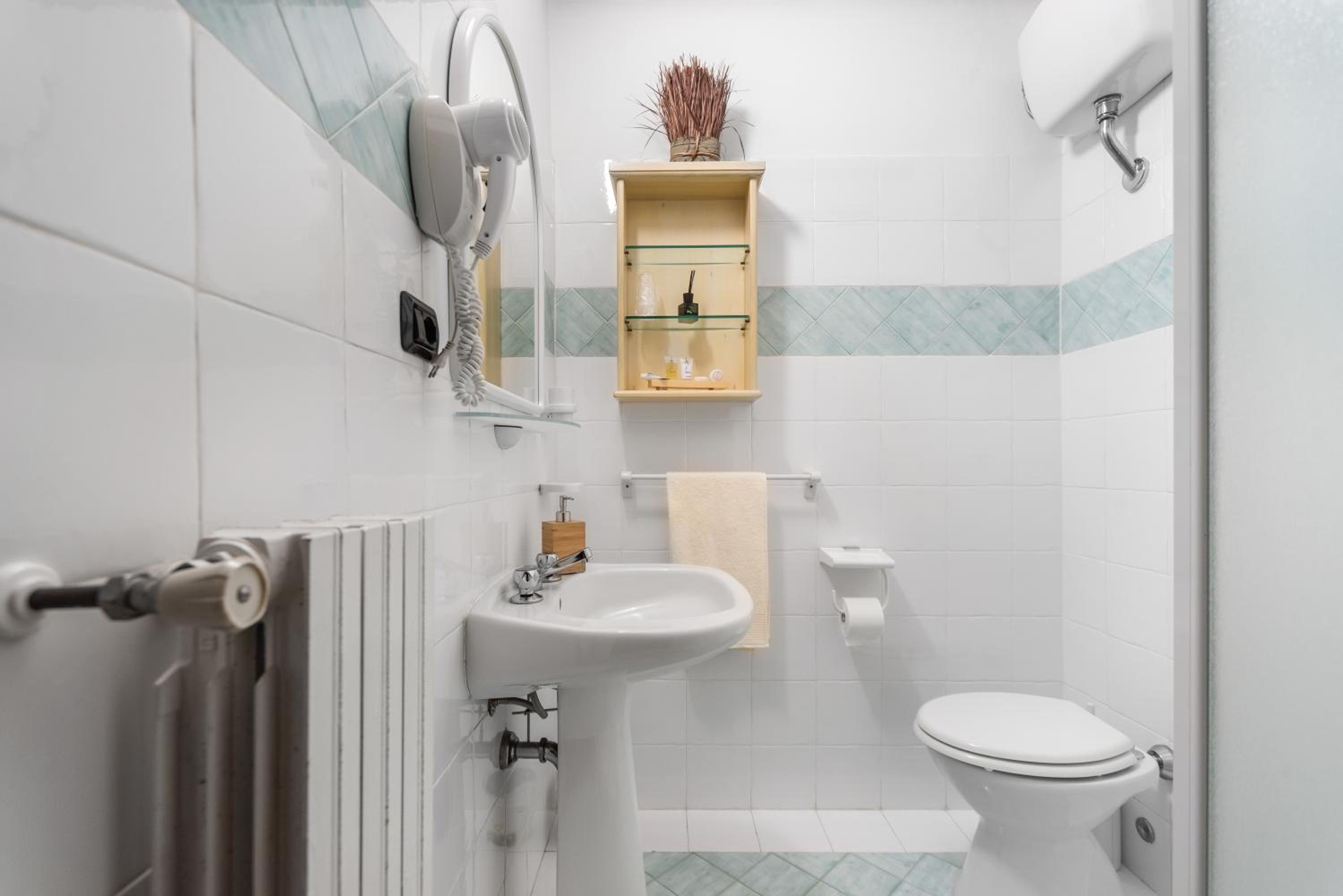 Double or Twin Room with Private Bathroom photo 2