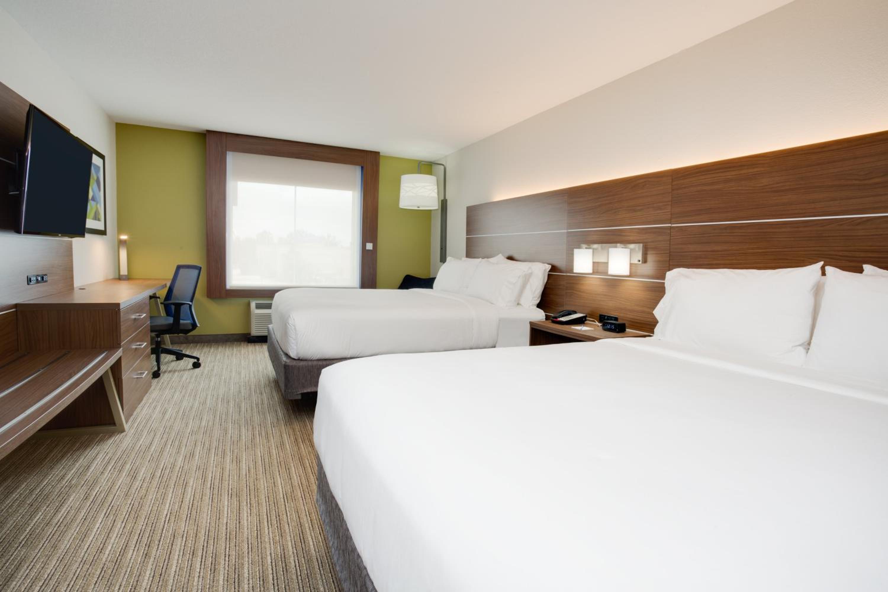 Standard Room with Two Queen Beds photo 3