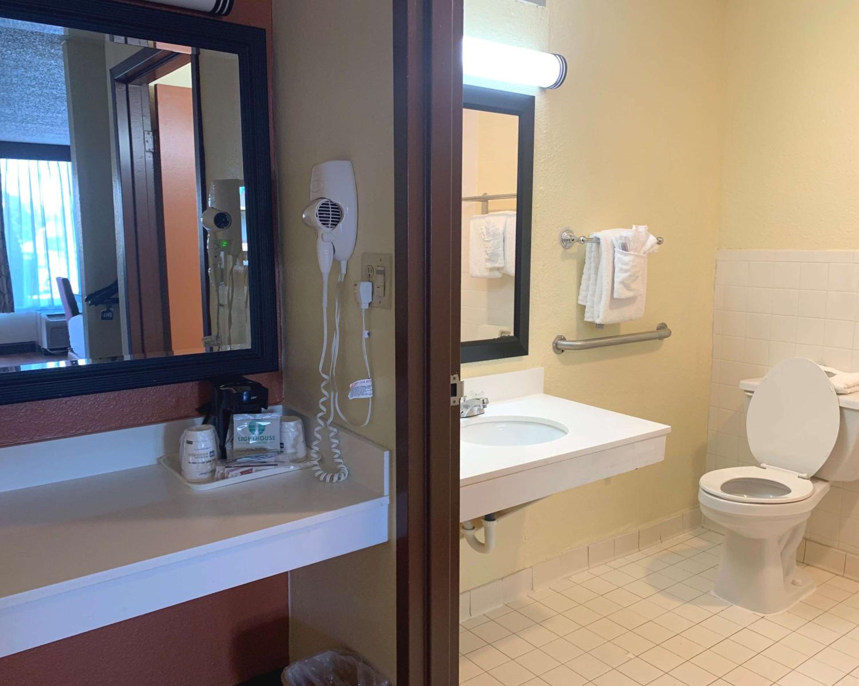 King Room with Bath Tub - Mobility Accessible/Non-Smoking - Photo 5