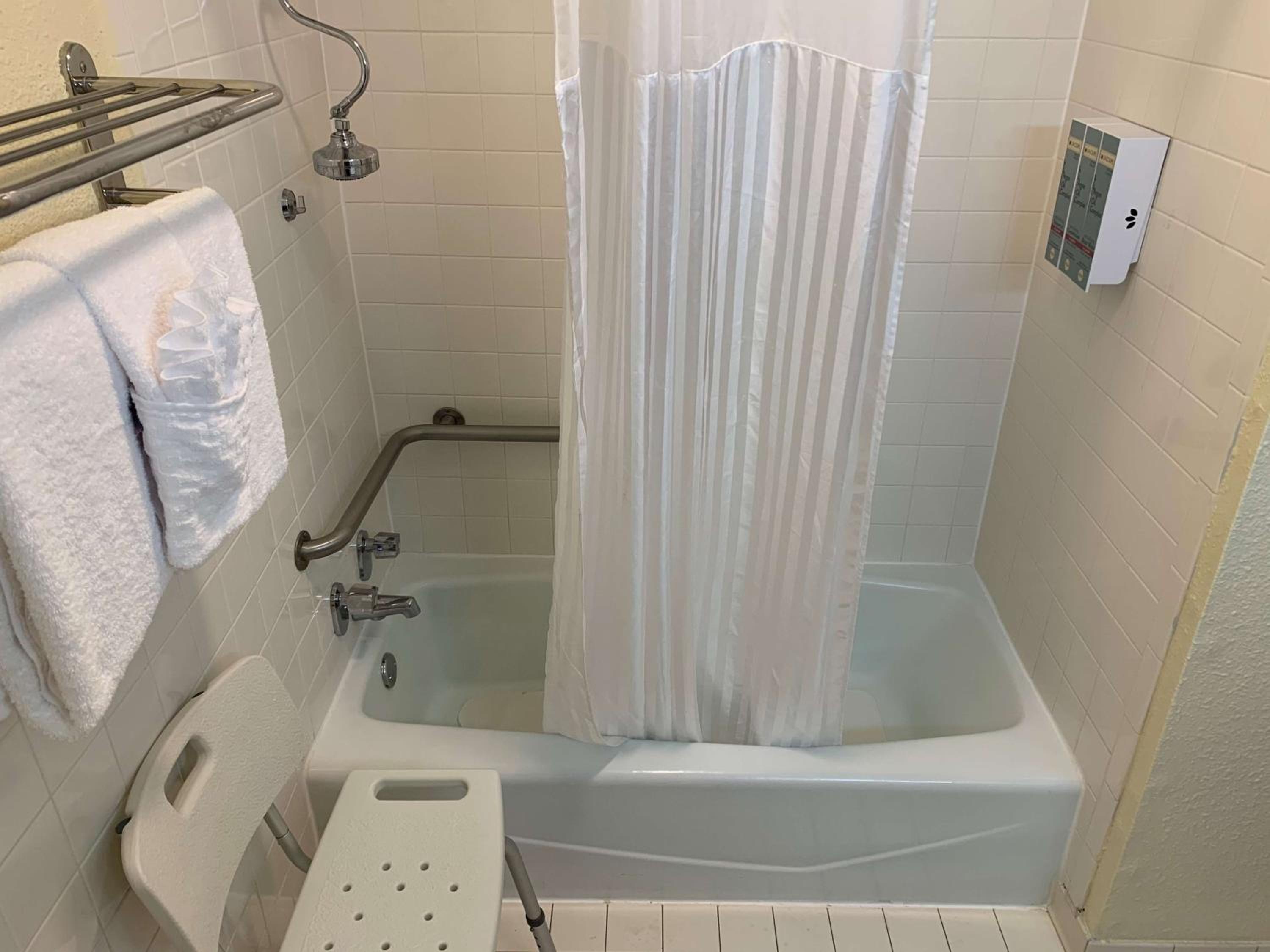 King Room with Bath Tub - Mobility Accessible/Non-Smoking - Photo 6