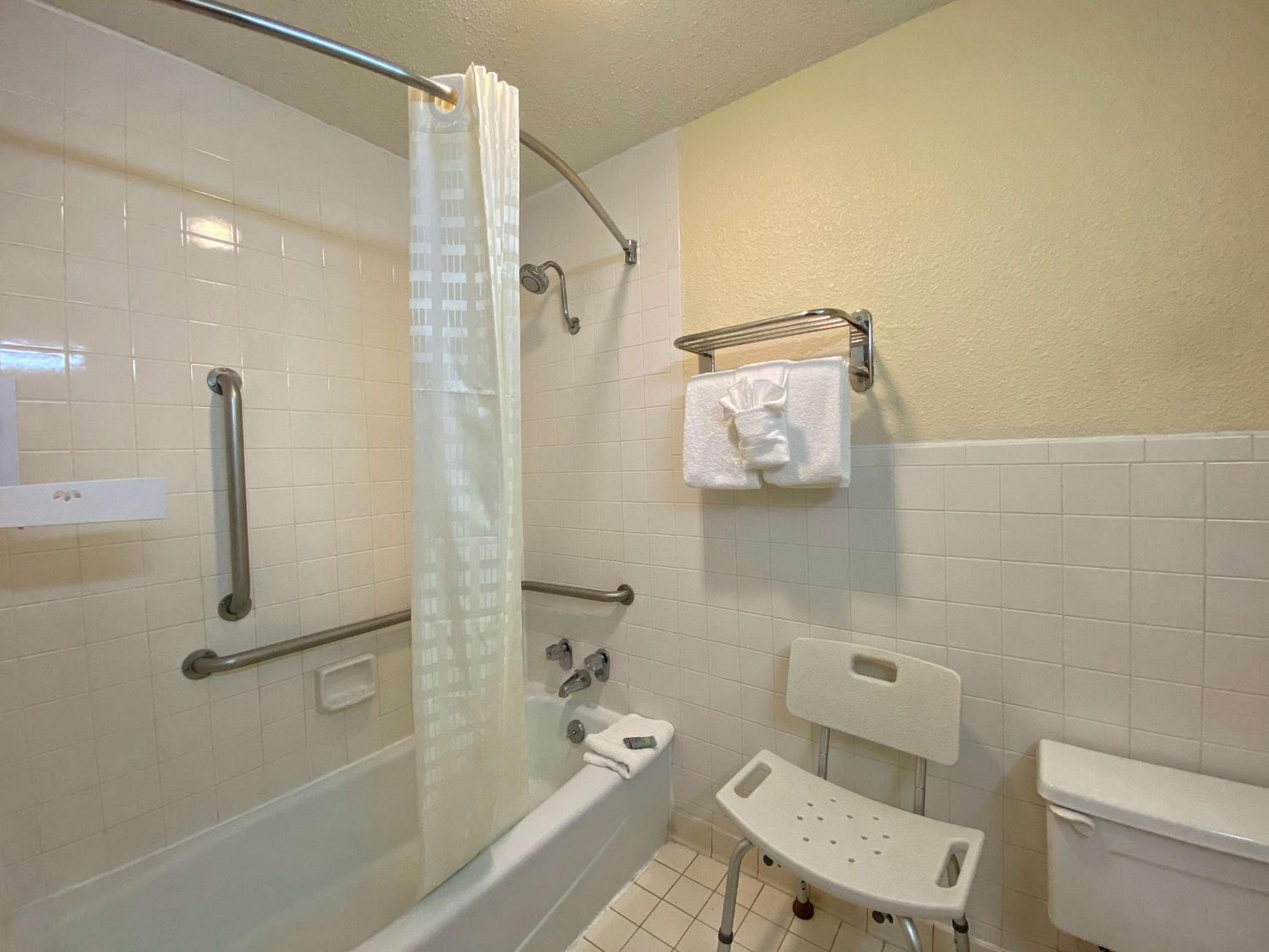 King Room with Bath Tub - Mobility Accessible/Non-Smoking - Photo 8