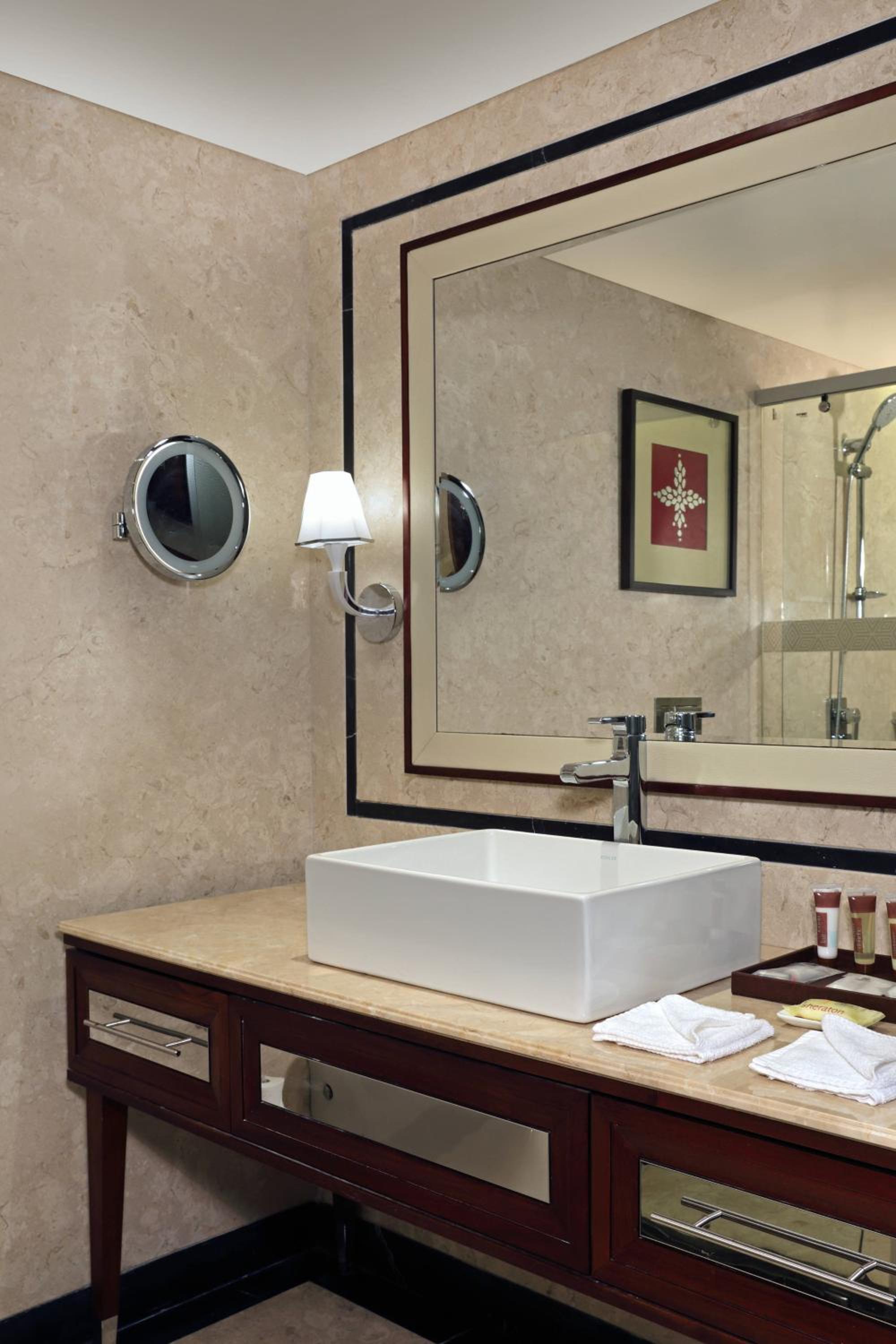 Club Twin Room with Lounge Access - Complimentary IMFL from 6pm to 8pm - Photo 2