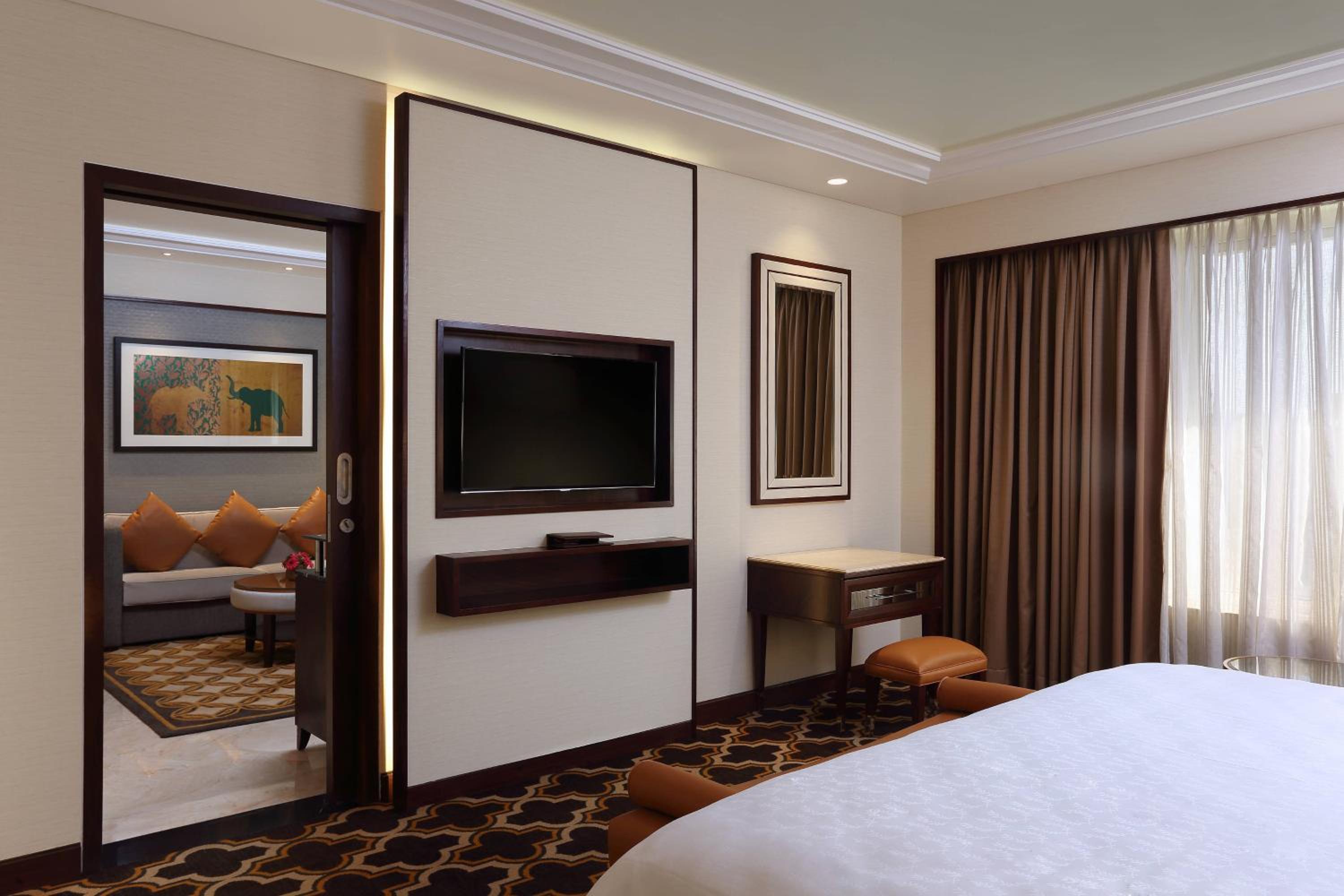 Executive King Suite Room with Lounge Access - Complimentary IMFL from 6pm to 8pm - Photo 4