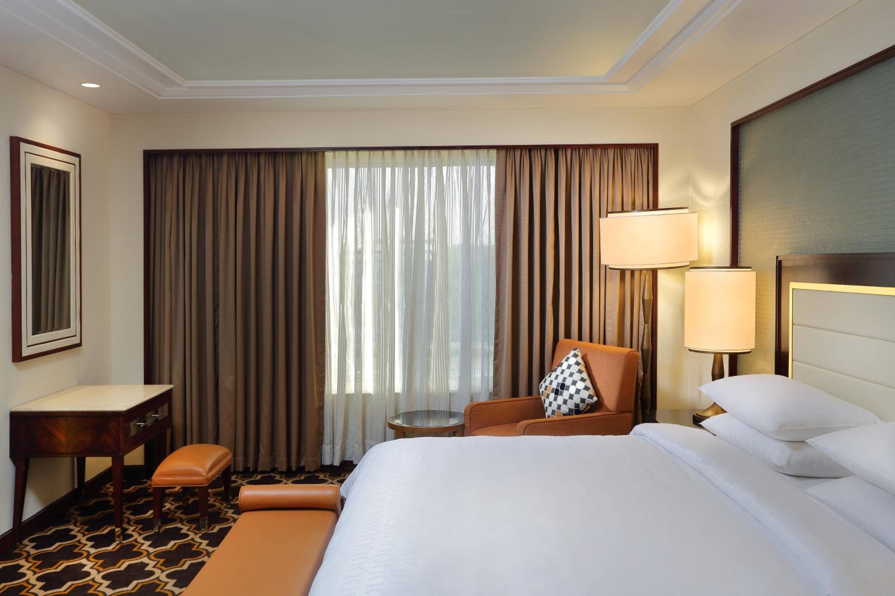 Executive King Suite Room with Lounge Access - Complimentary IMFL from 6pm to 8pm - Photo 3